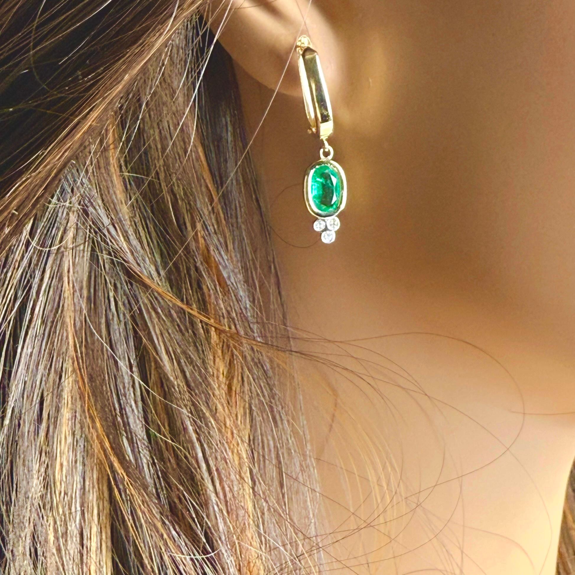 Boucles d'oreilles pendantes en or jaune 14 carats, émeraudes ovales et diamants avec dos à levier européen Pour femmes en vente