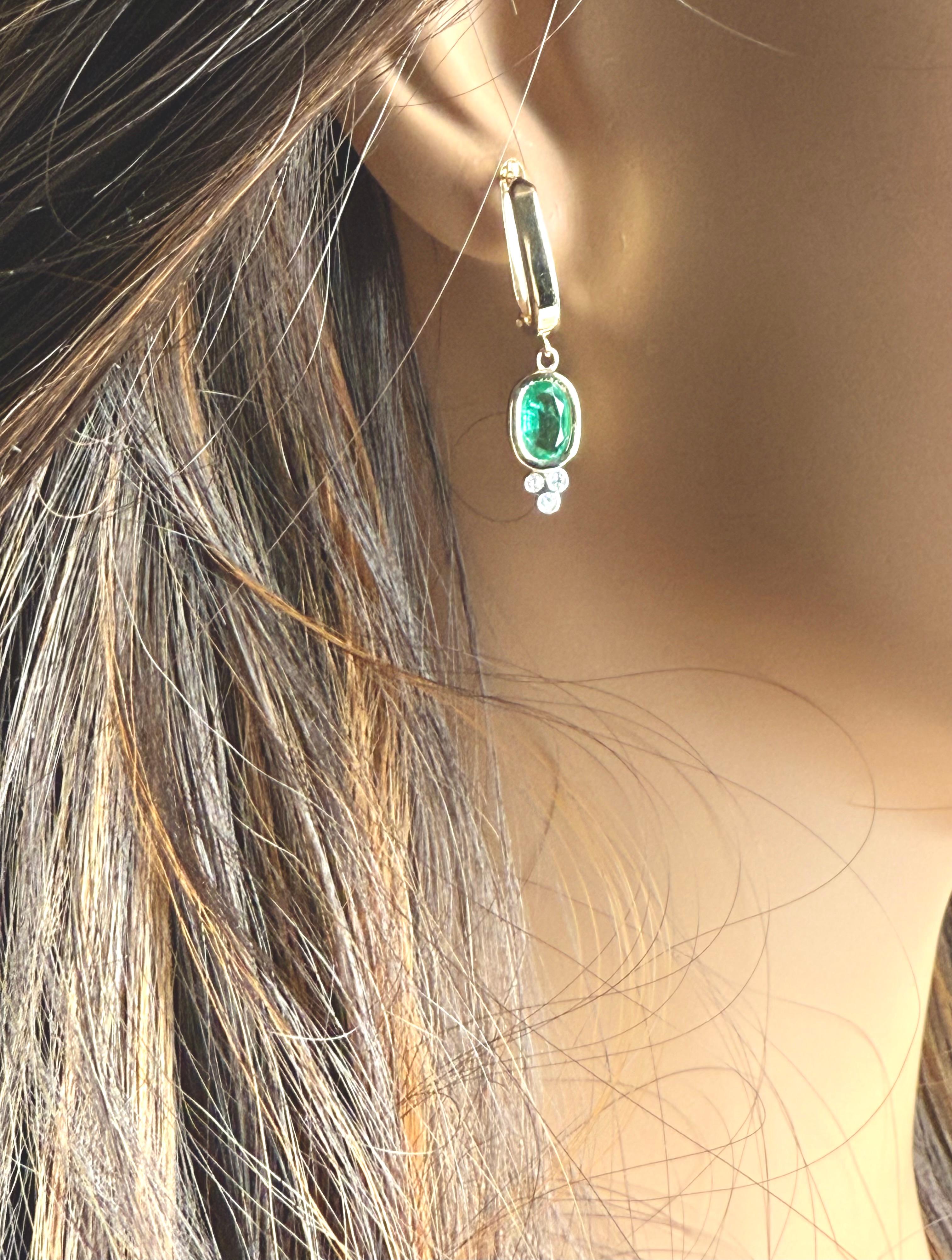 Boucles d'oreilles pendantes en or jaune 14 carats, émeraudes ovales et diamants avec dos à levier européen en vente 1