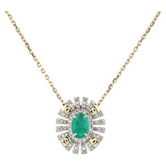 Halskette mit Anhänger aus 14-karätigem Gelbgold in ovaler Form, mit Smaragd und Diamanten im Halo-Design
