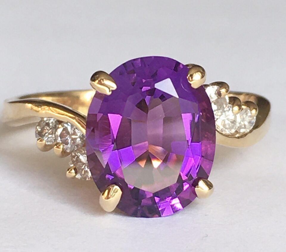 one natural Oval faceted Amethyst 8 mm by 10 mm, six round full cut diamond, weighting 4.6 gram finger size 6.25, no damage, no chips, looks never sized
14k Yellow Gold Oval Faceted Amethyst and Diamond Ring
Finger Size: 6.25
Design: step Diamond