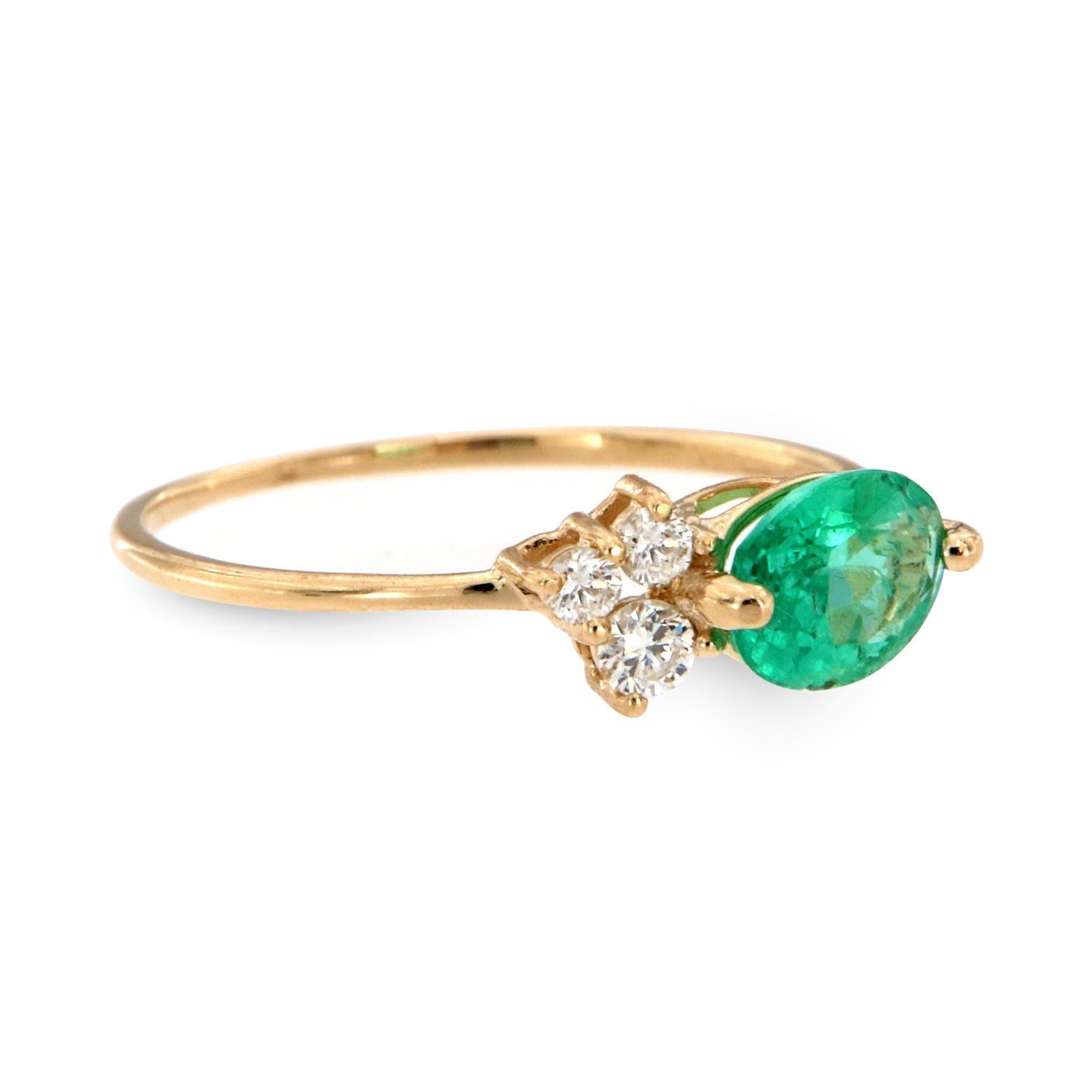 Taglio ovale Anello in oro 14 carati con smeraldo verde ovale e diamante rustico d'epoca, 2/3 di carato in vendita