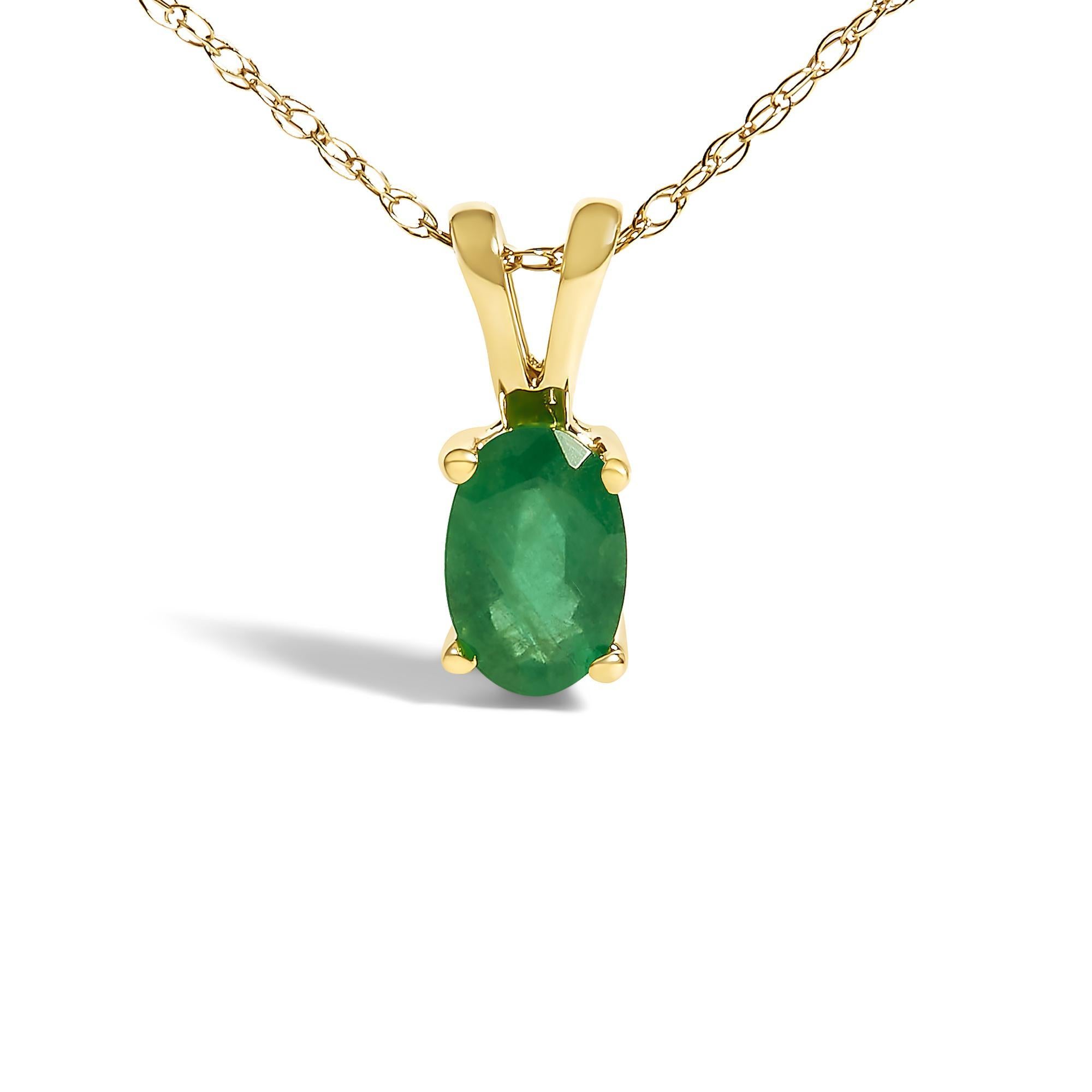 Découvrez le summum de l'élégance avec ce collier pendentif exquis, où une émeraude verte naturelle, traitée thermiquement, occupe le devant de la scène. Délicatement enveloppé dans l'éclat chaleureux de l'or jaune 14 carats, ce bijou de taille