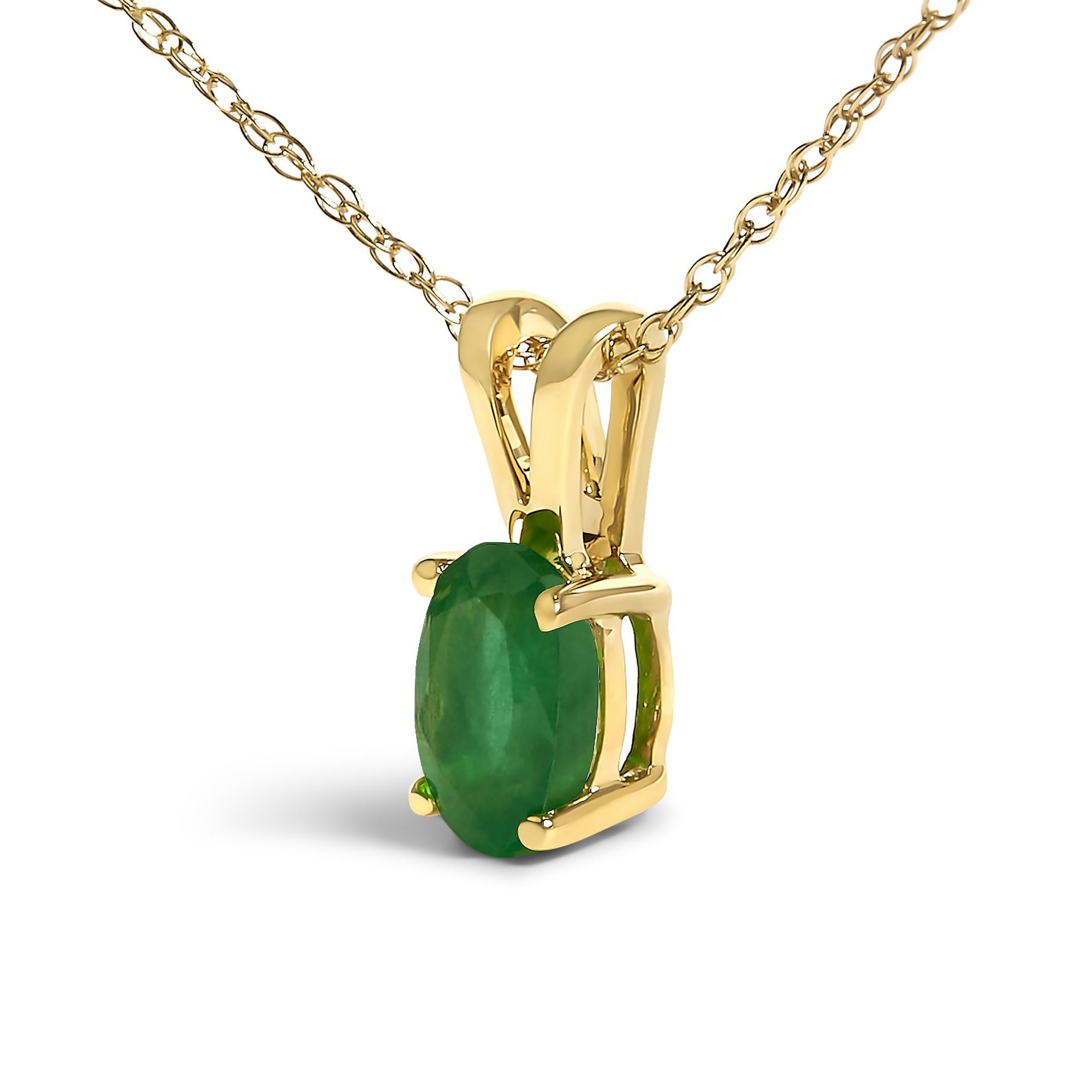 Moderne Collier pendentif solitaire en or jaune 14K avec émeraude verte ovale en vente