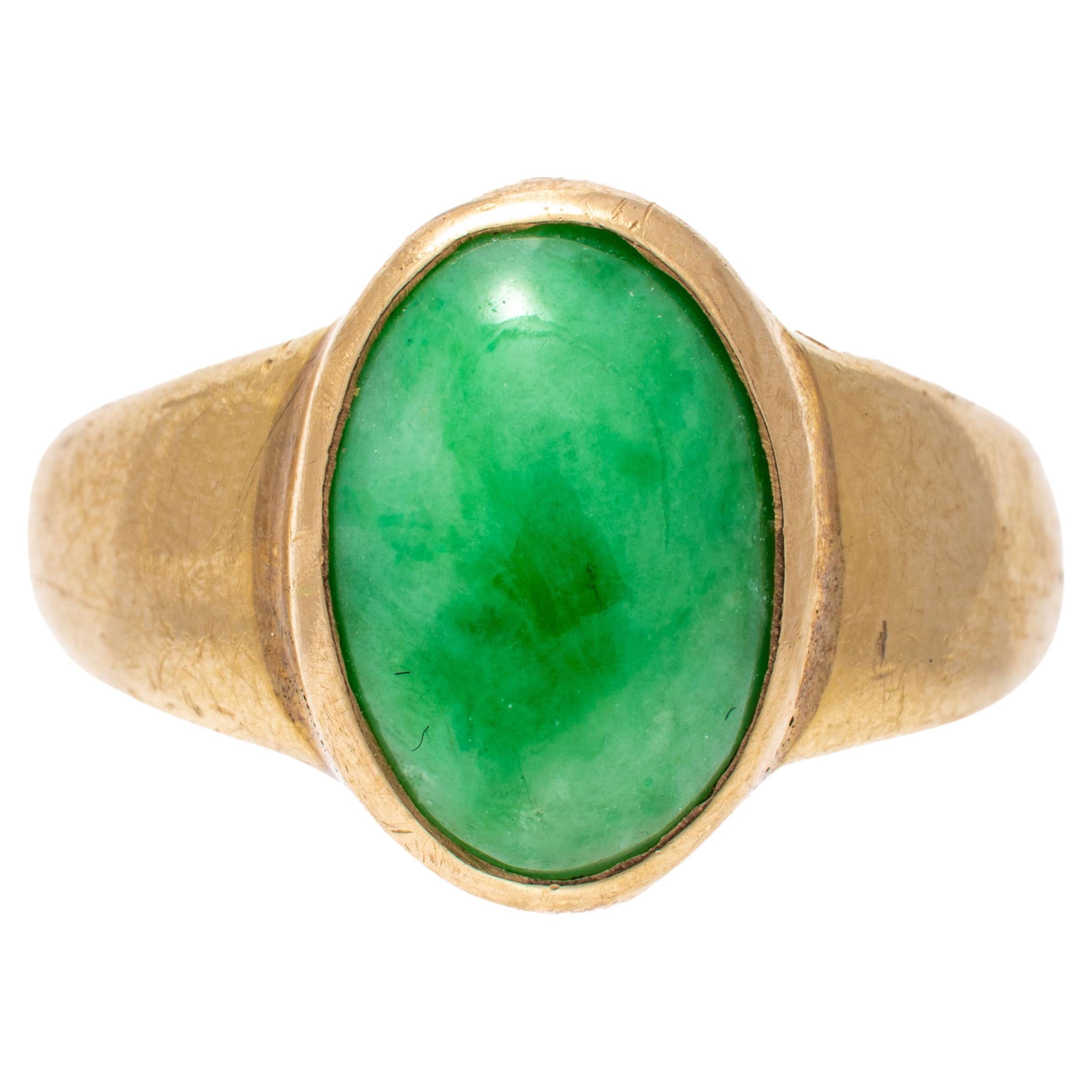 Bague cachaçon en or jaune 14 carats sertie d'une jadéite verte ovale et d'un jade serti clos