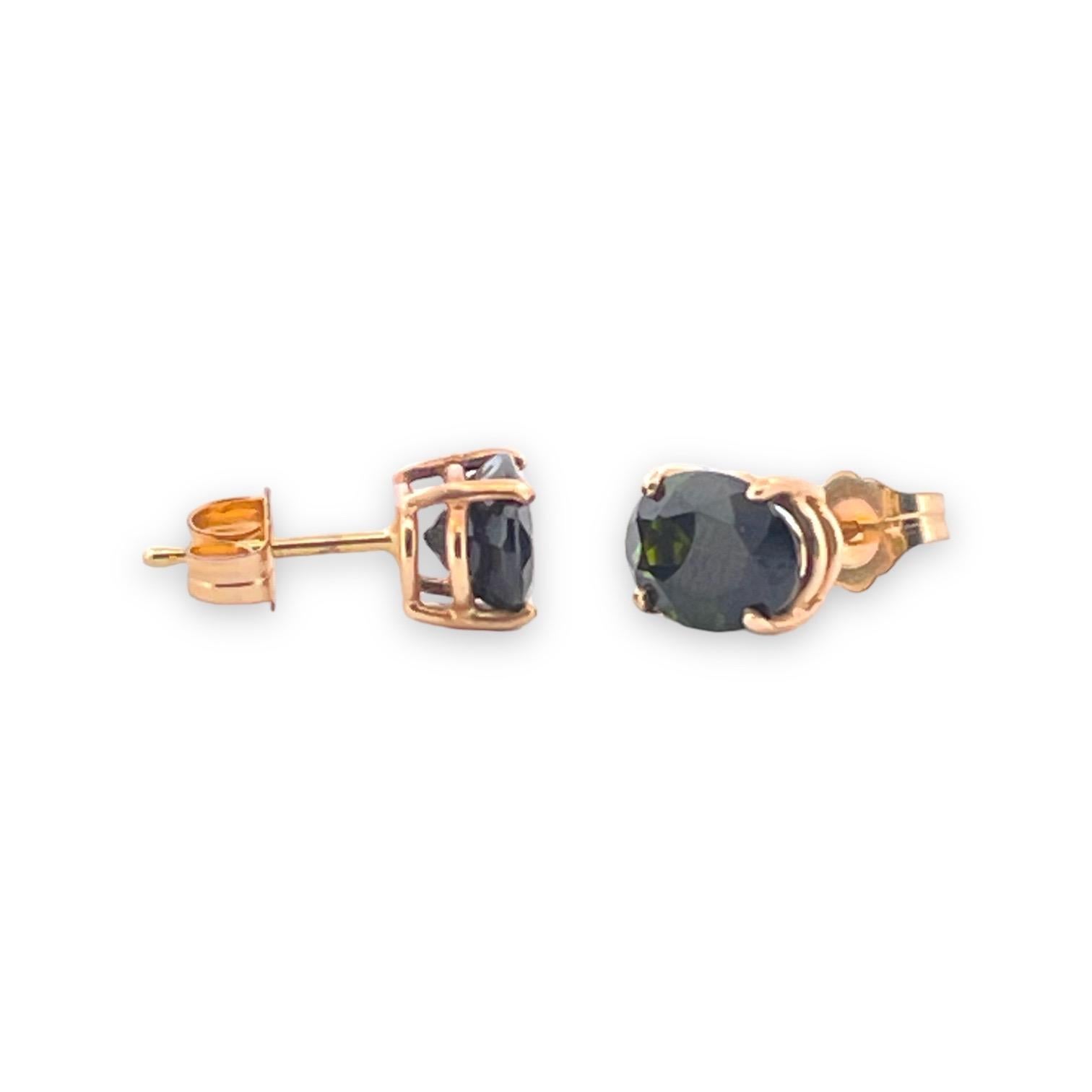 Entdecken Sie die bezaubernde Schönheit dieser ovalen Ohrstecker mit grünem Turmalin, die meisterhaft in die warme Umarmung von 14 Karat Gelbgold eingefasst sind. Mit einem Gewicht von 1,38 Gramm ist jeder Ohrring mit einem exquisiten grünen