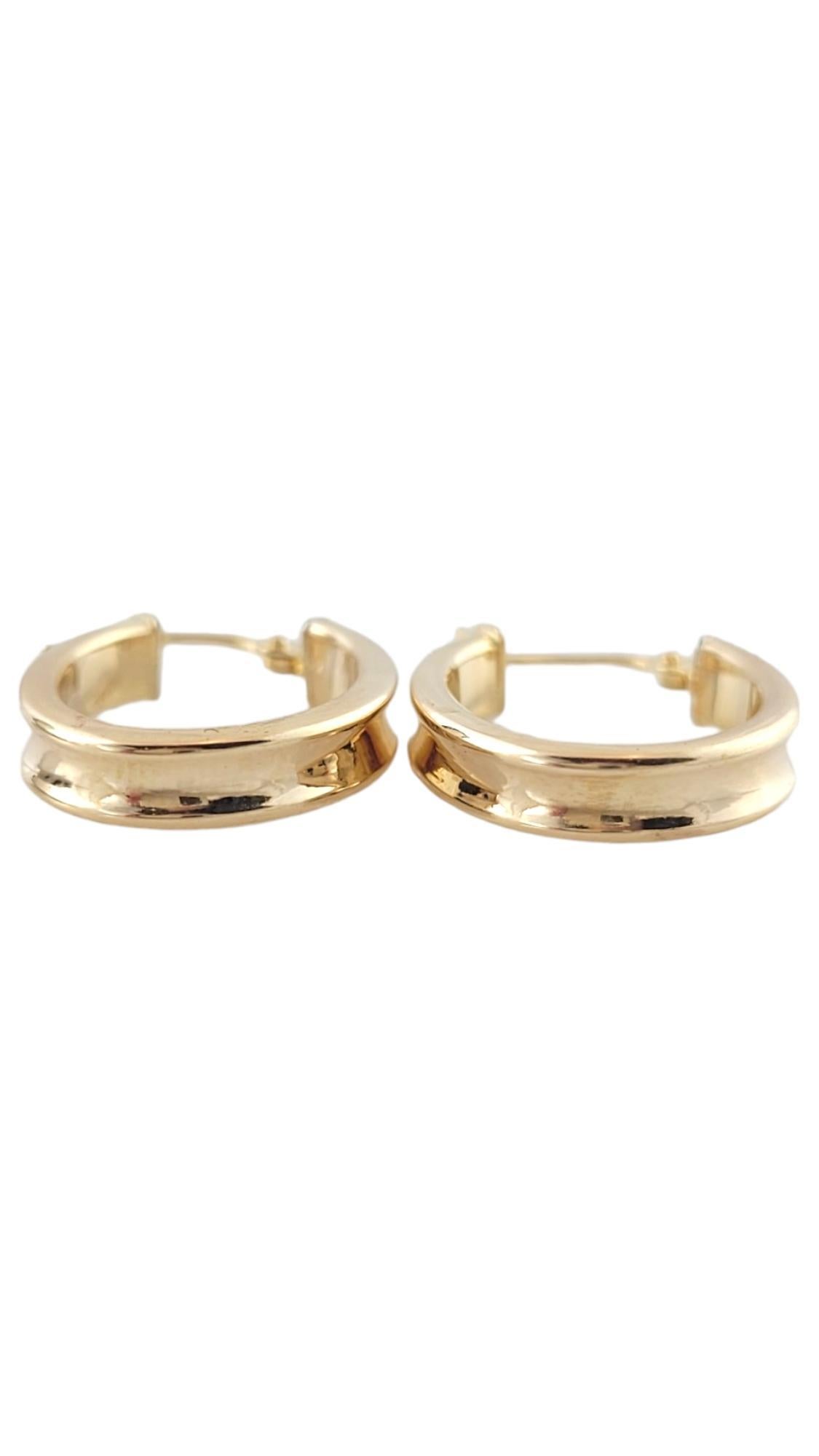 14K Gelbgold Ovale Reif-Ohrringe

Dieser wunderschöne Satz ovaler Ohrringe ist aus 14 Karat Gelbgold gefertigt!

Größe: 21,9 mm x 3,7 mm x 1,8 mm

Gewicht: 1,3 dwt/ 2,1 g

Punze: 14KT. Italien

Sehr guter Zustand, professionell poliert.

Wird in