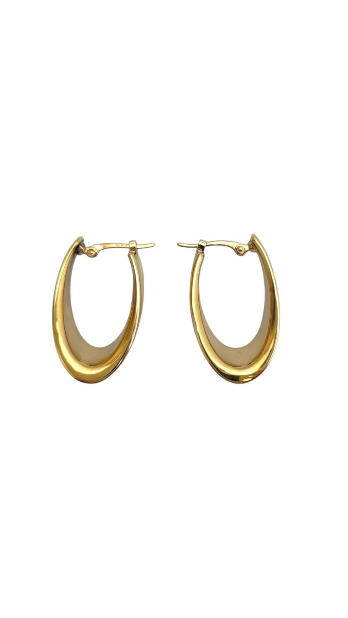 14K Gelbgold Ovale Reif-Ohrringe 

Diese Ohrringe aus 14-karätigem Gelbgold strahlen mit ihrer glatten Oberfläche zeitlose Eleganz aus. Sie haben die perfekte Größe für den Alltag, sind vielseitig und stilvoll und ergänzen mühelos jedes Outfit, von