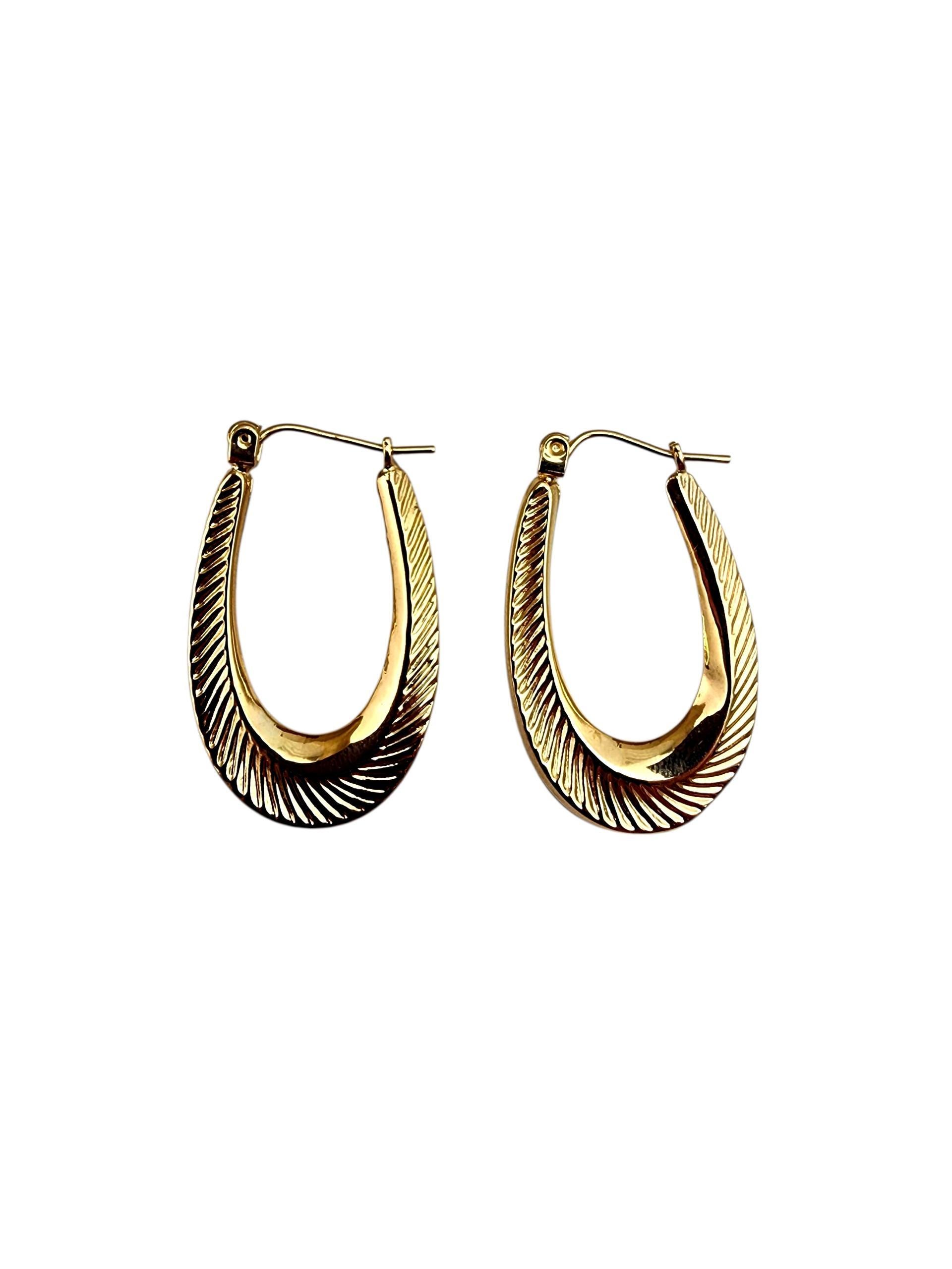 Boucles d'oreilles ovales en or jaune 14K -

Ces boucles d'oreilles ovales en or jaune 14 carats offrent un mélange intemporel d'élégance et de simplicité. Fabriquées avec une finition polie, leur forme ovale élégante ajoute une touche de modernité