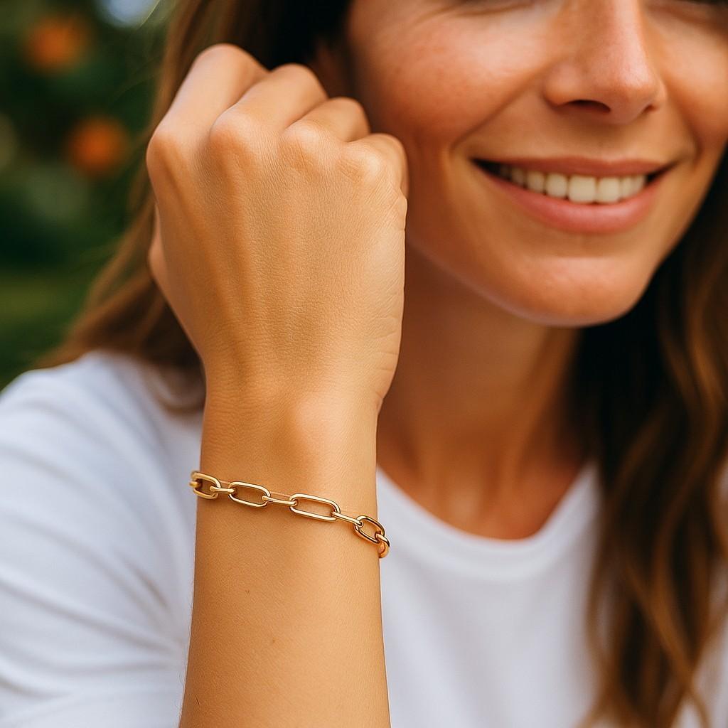 Timeless Elegance in Every Link
Elevate your jewelry collection with this exquisite 14K Yellow Gold Oval Link Bracelet. Meticulously crafted, this bracelet embodies the perfect blend of classic design and modern sophistication, making it a versatile