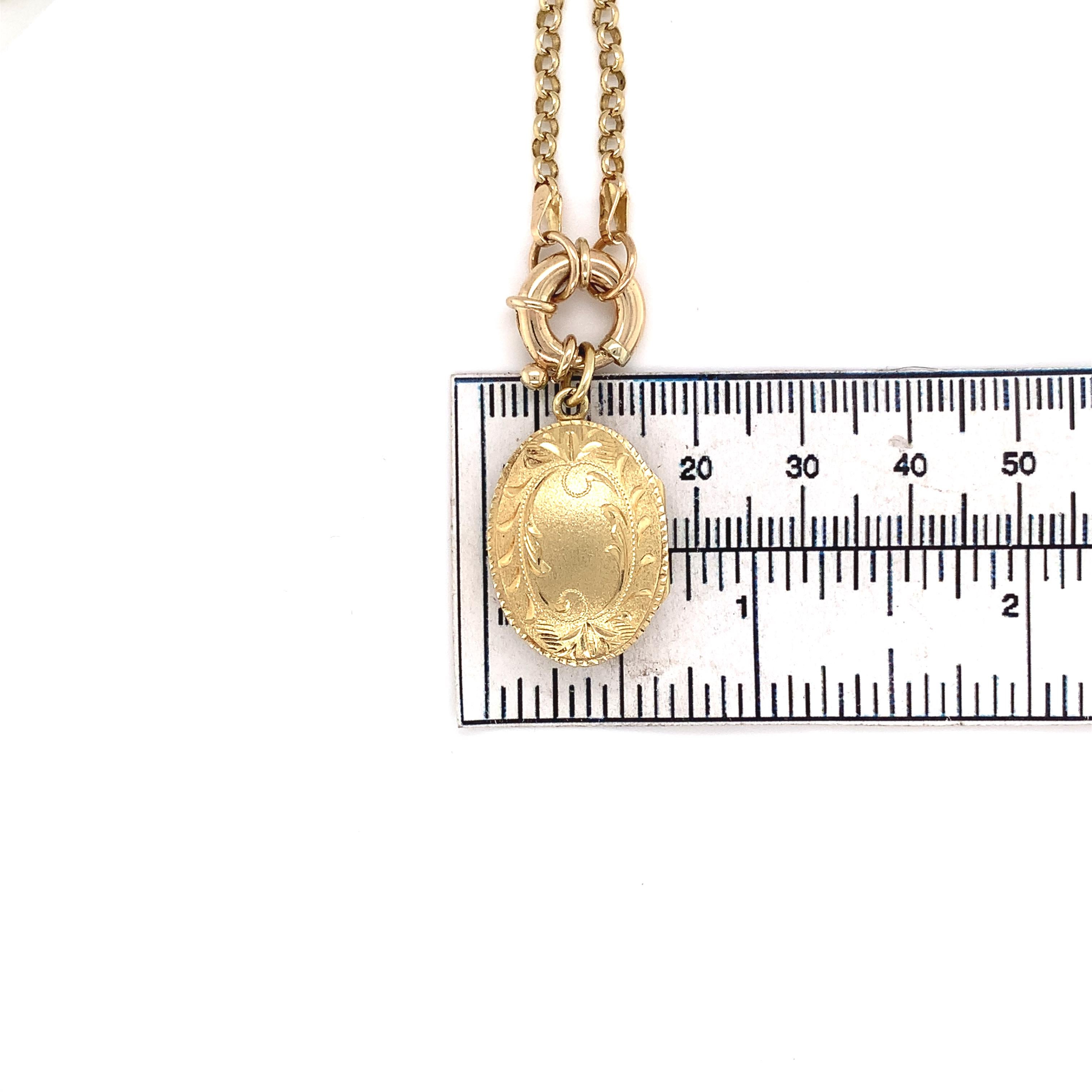 14K Yellow Gold Oval Locket with Decorative Heavy Chain For Sale 6