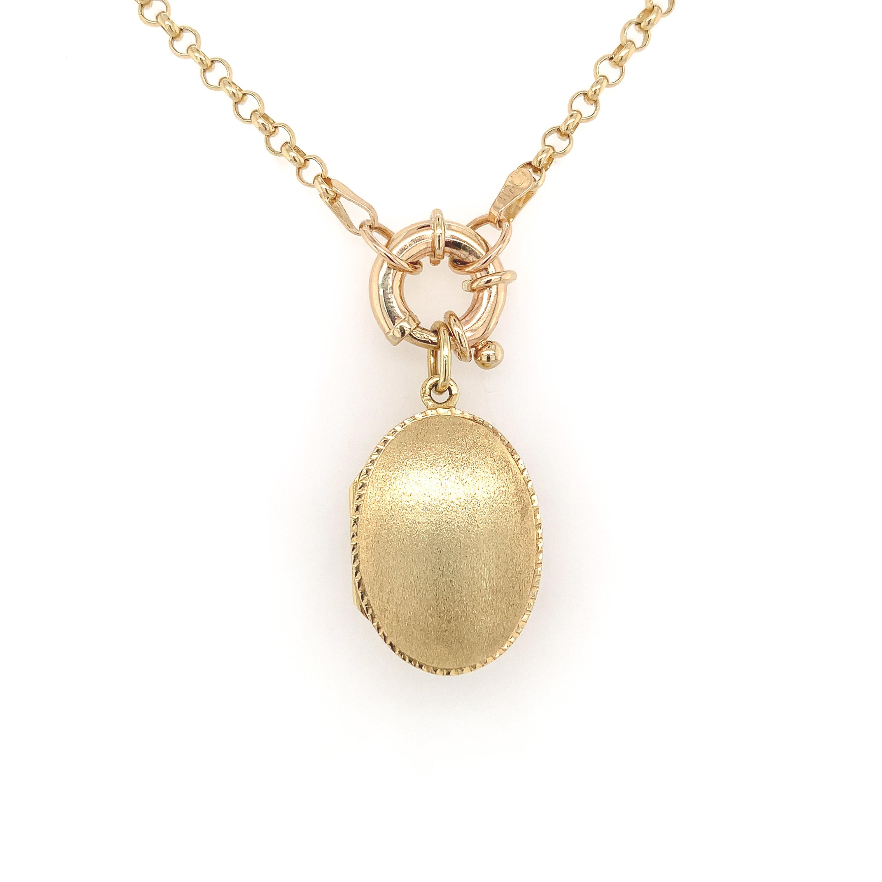 Contemporary 14K Yellow Gold Oval Locket with Decorative Heavy Chain For Sale