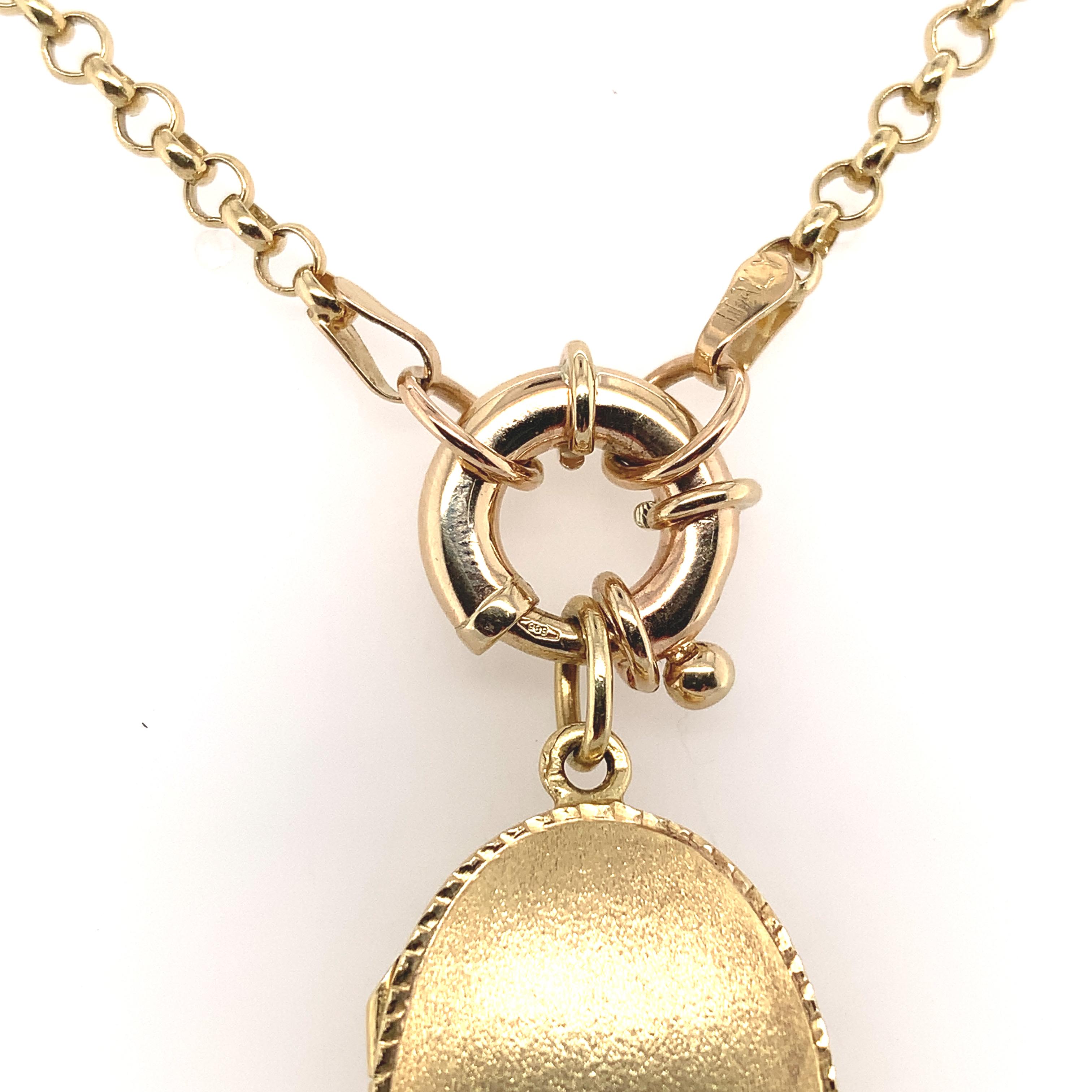 14K Yellow Gold Oval Locket with Decorative Heavy Chain In Good Condition For Sale In Big Bend, WI