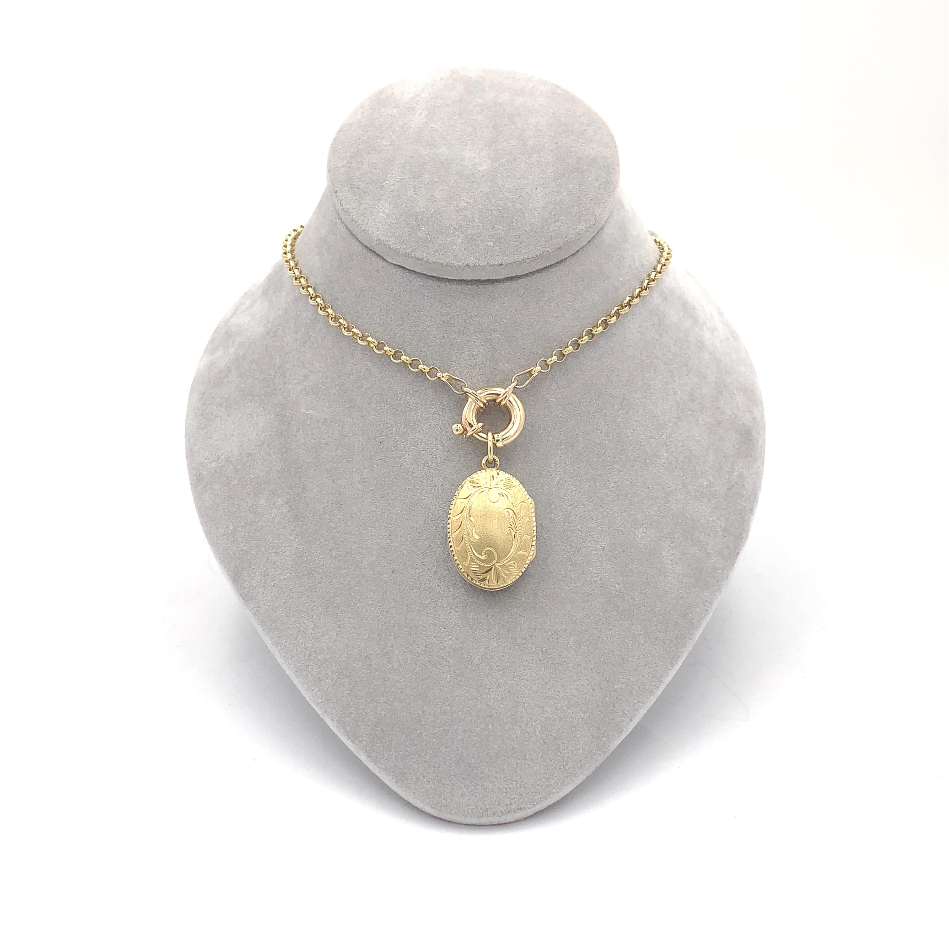 Médaillon ovale avec chaîne lourde décorative en or jaune 14 carats Pour femmes en vente