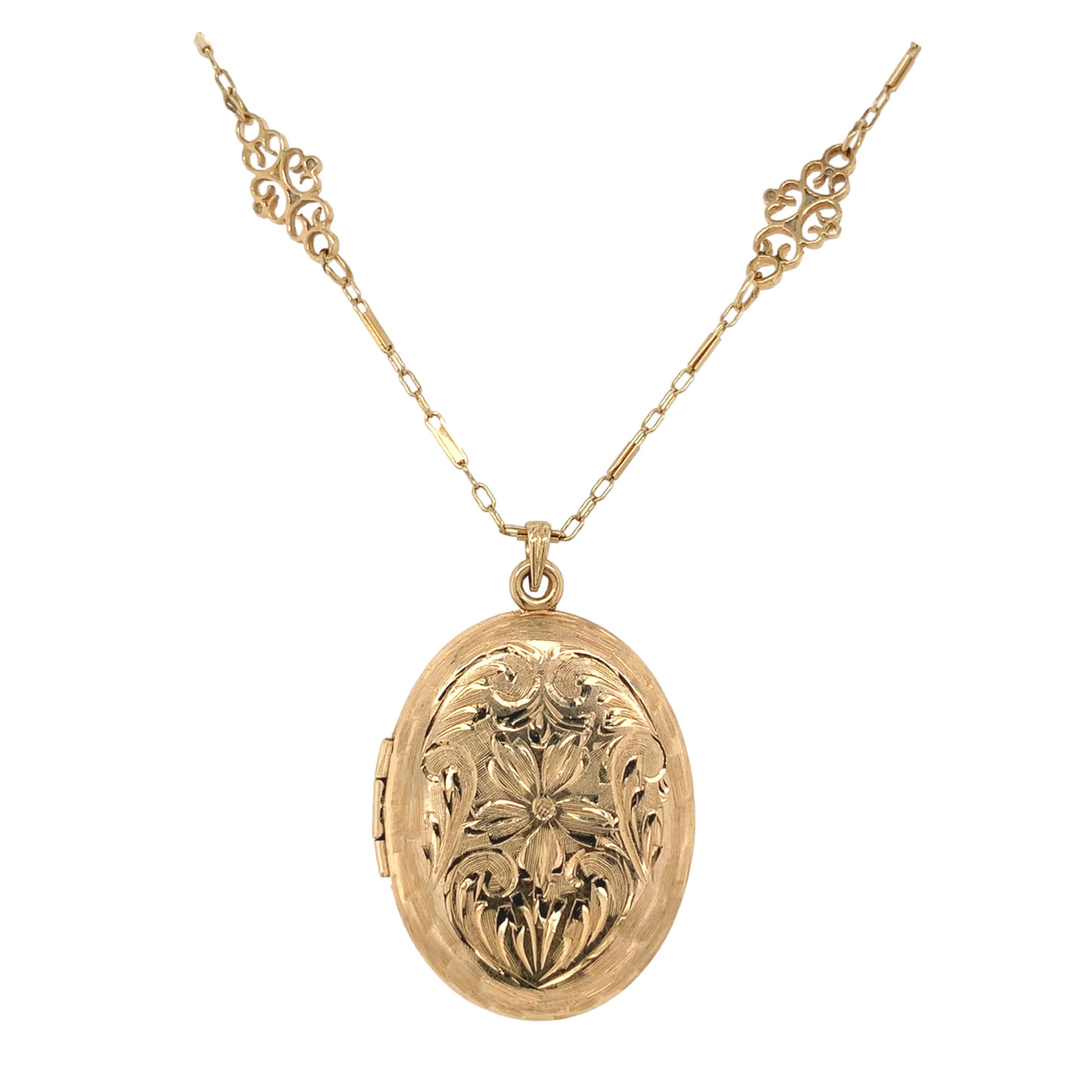 Médaillon ovale en or jaune 14K sur chaîne. Le médaillon mesure 1 1/4