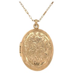 Medaglione ovale in oro giallo 14K con disegno inciso su catena a maglie fantasia da 18".