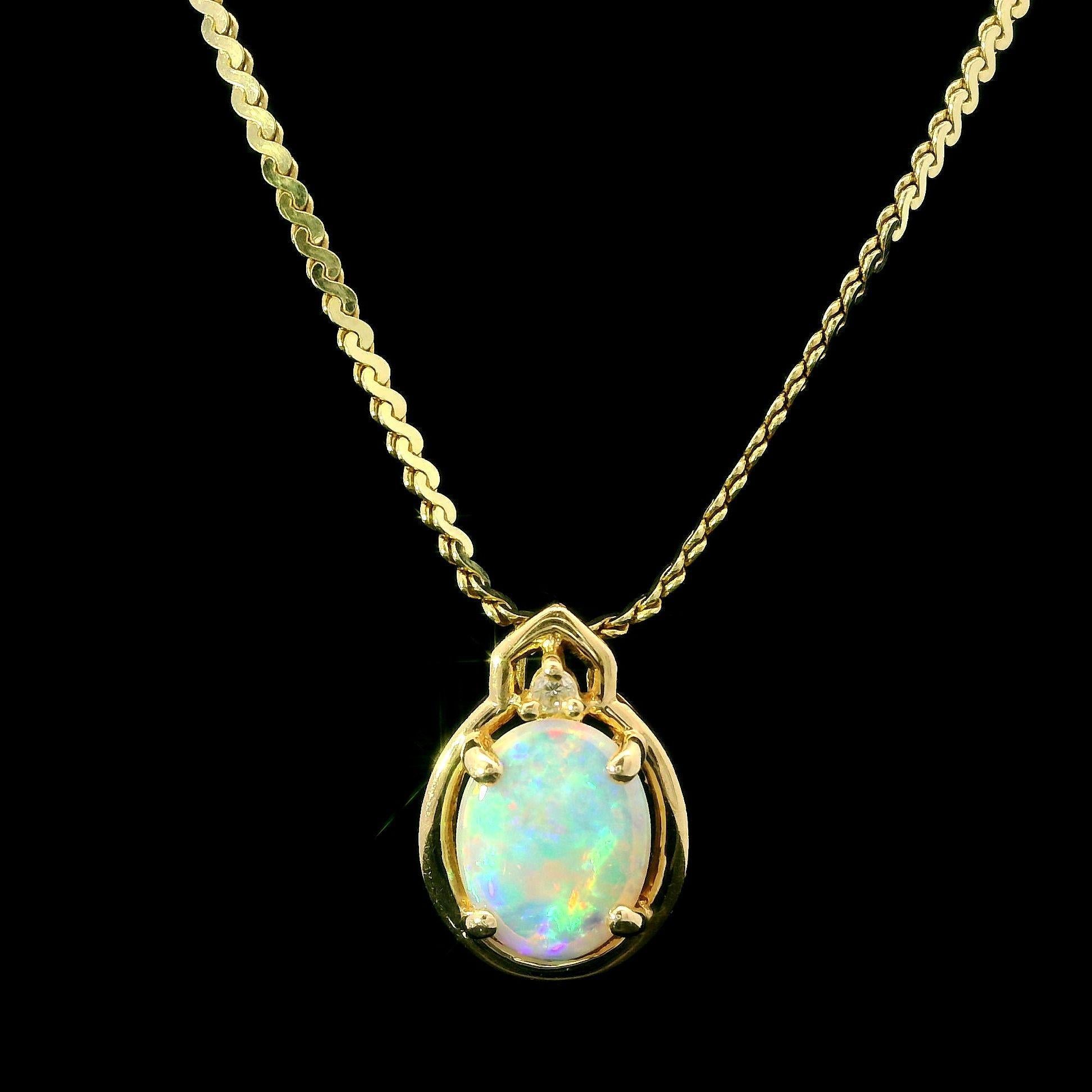 Ciondolo ovale in oro giallo 14k con opale e diamanti su collana A Link da 18