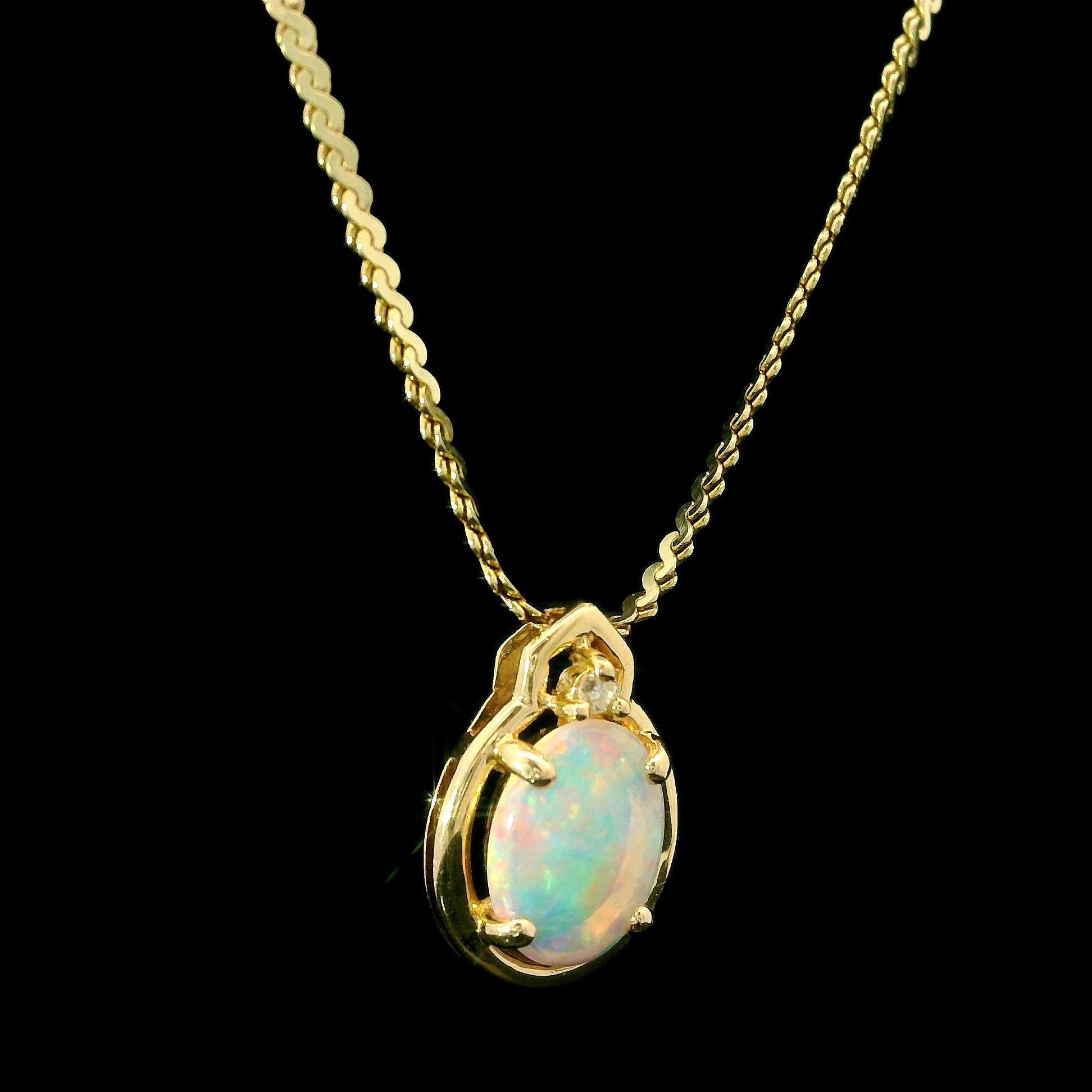 -A. Stone
(1) Opale naturale autentico - taglio cabochon ovale - incastonato - traslucido - base bianca con giochi di colore verde, arancione, verde e blu - 8,9x7,1 mm (circa)
(1) Diamante naturale autentico - Taglio rotondo Brilliante - Incastonato