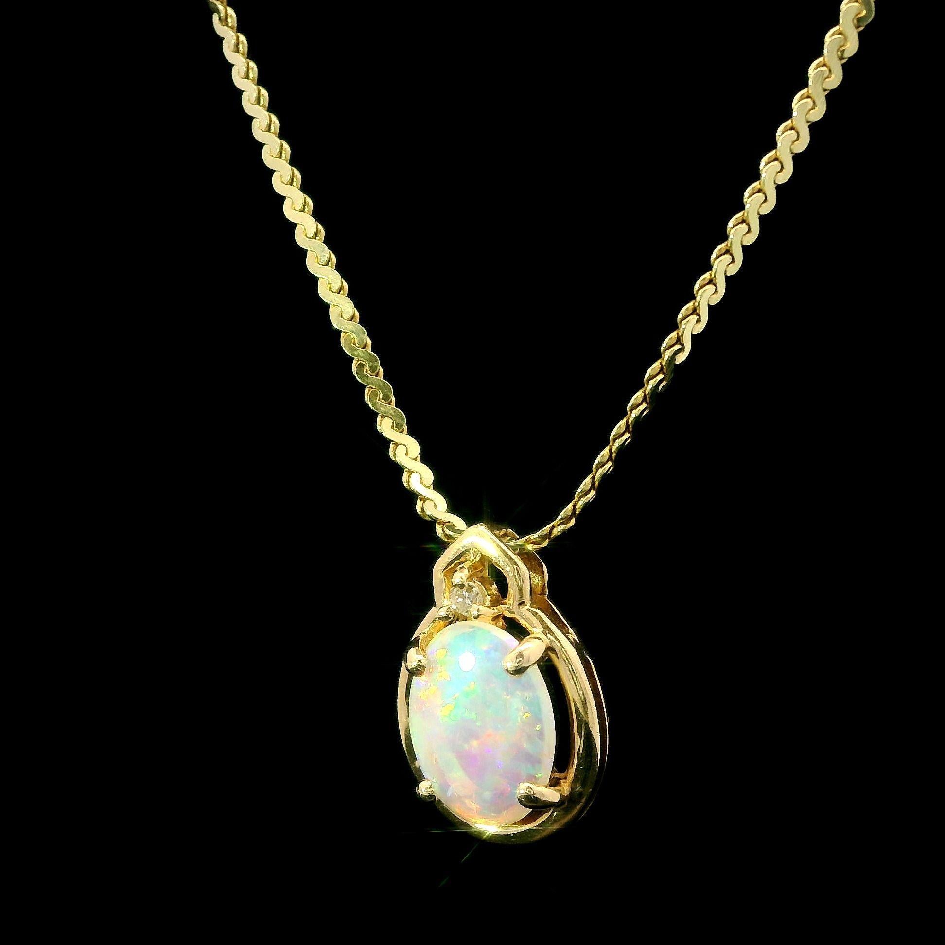 Cabochon Ciondolo ovale in oro giallo 14k con opale e diamanti su collana A Link da 18