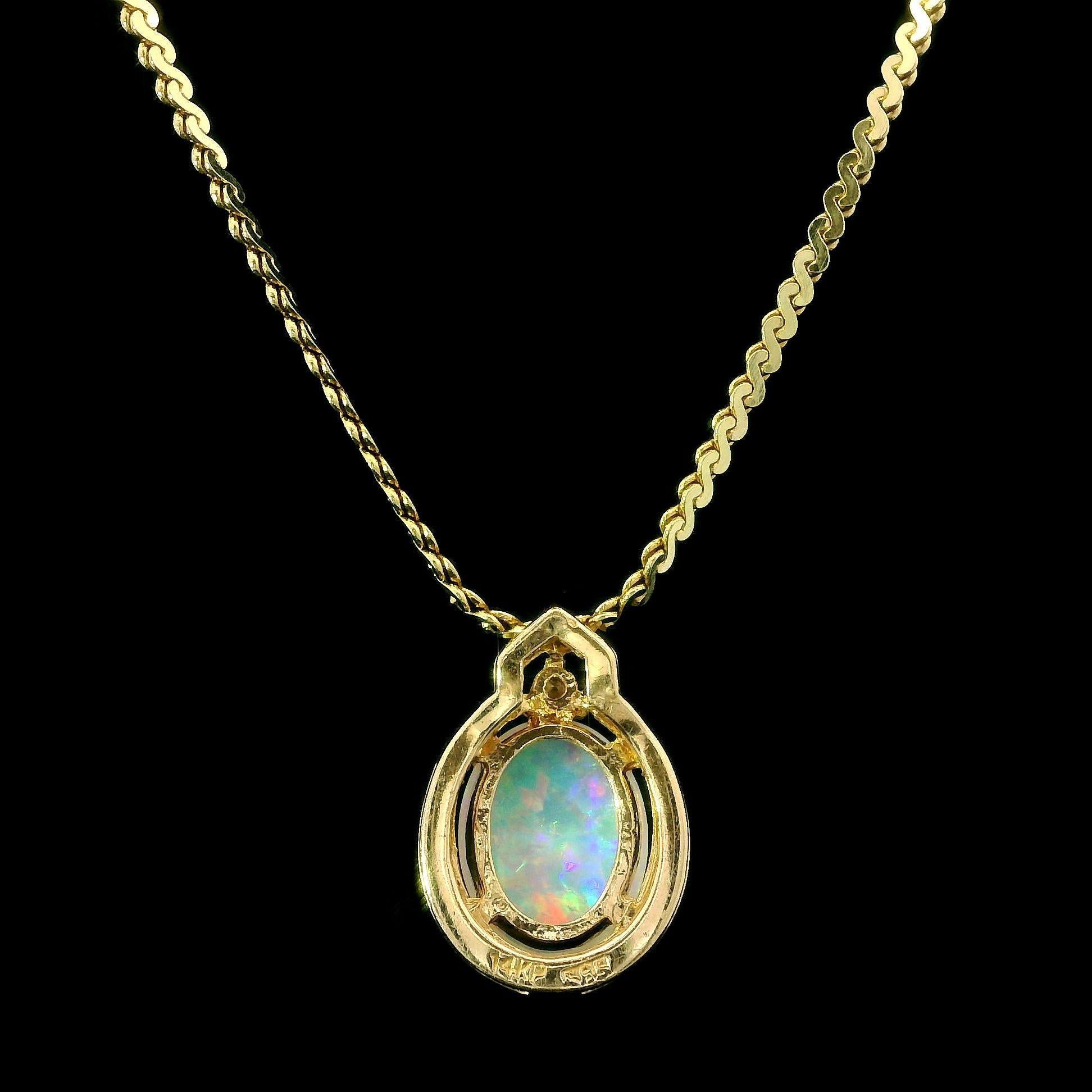Ciondolo ovale in oro giallo 14k con opale e diamanti su collana A Link da 18