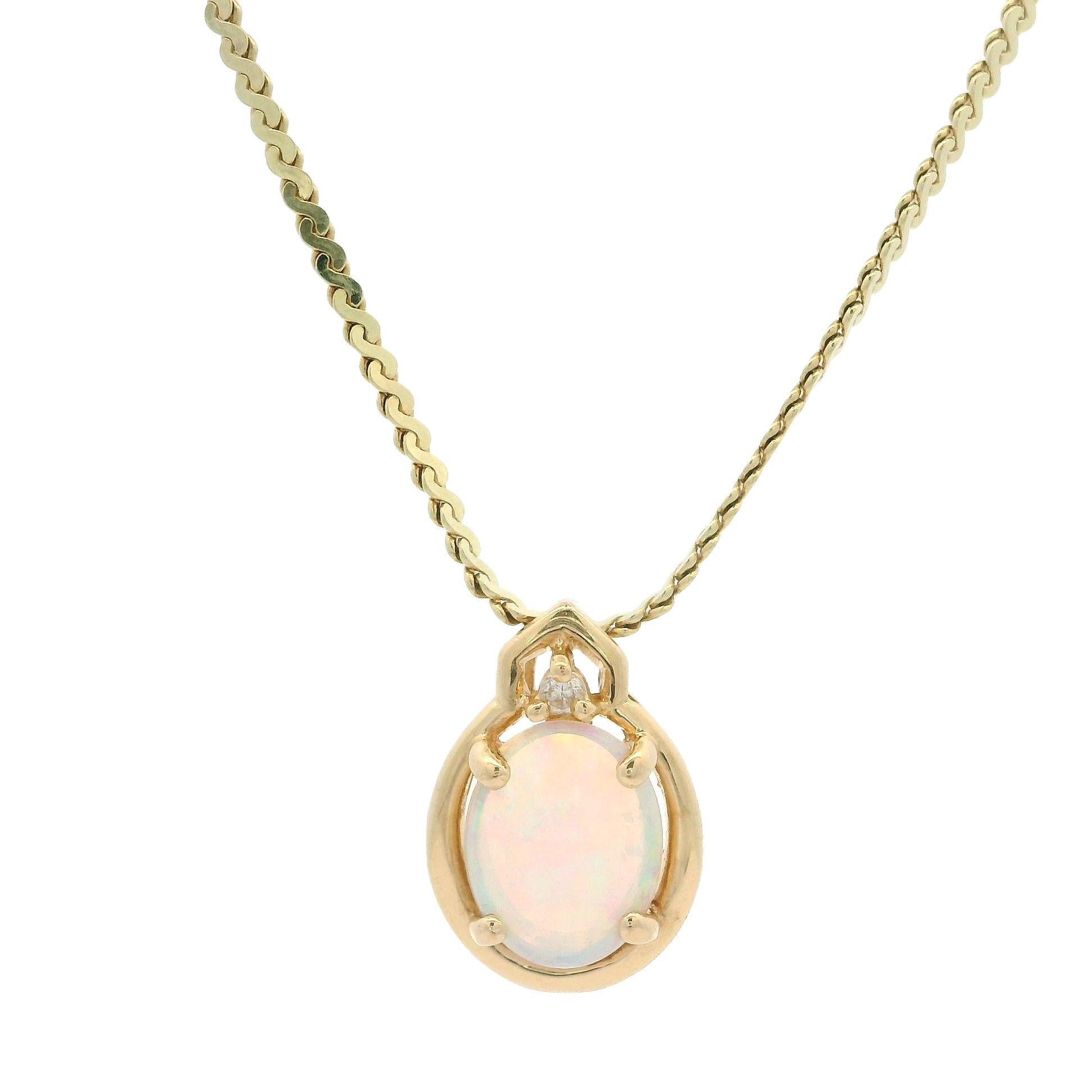Ciondolo ovale in oro giallo 14k con opale e diamanti su collana A Link da 18