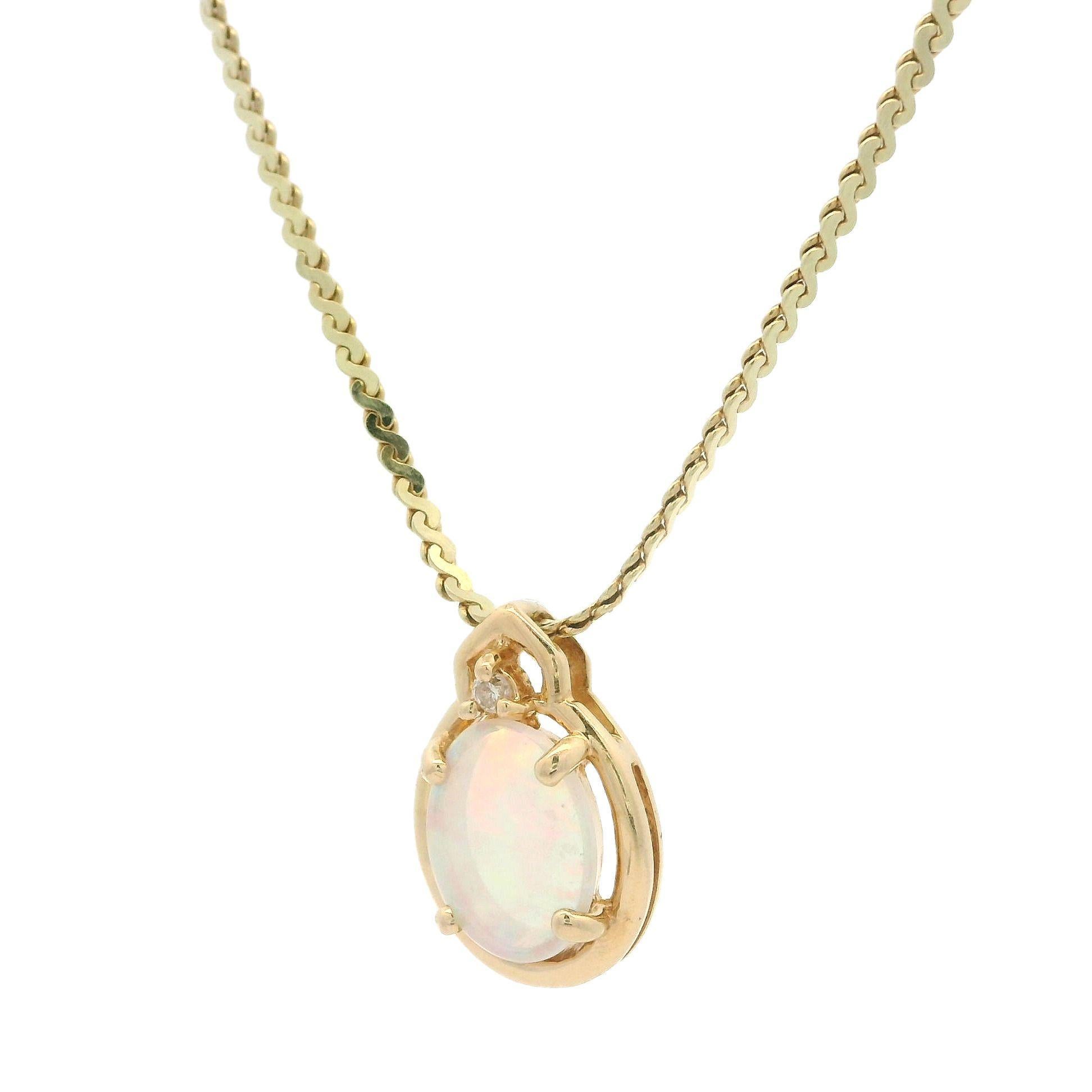 Ciondolo ovale in oro giallo 14k con opale e diamanti su collana A Link da 18