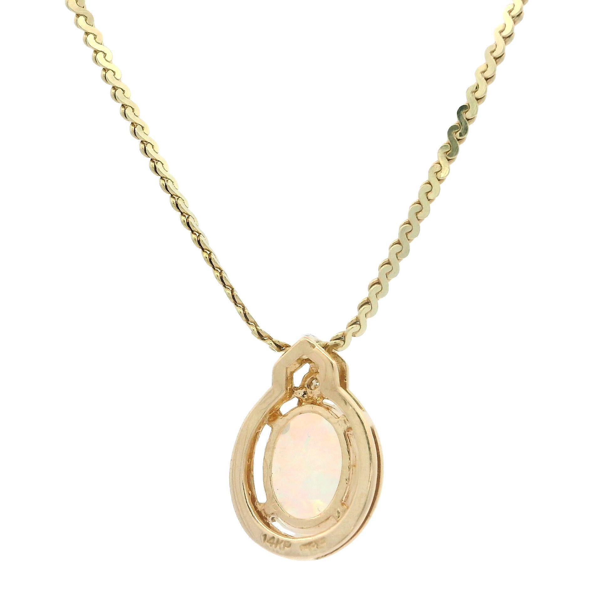 Ciondolo ovale in oro giallo 14k con opale e diamanti su collana A Link da 18