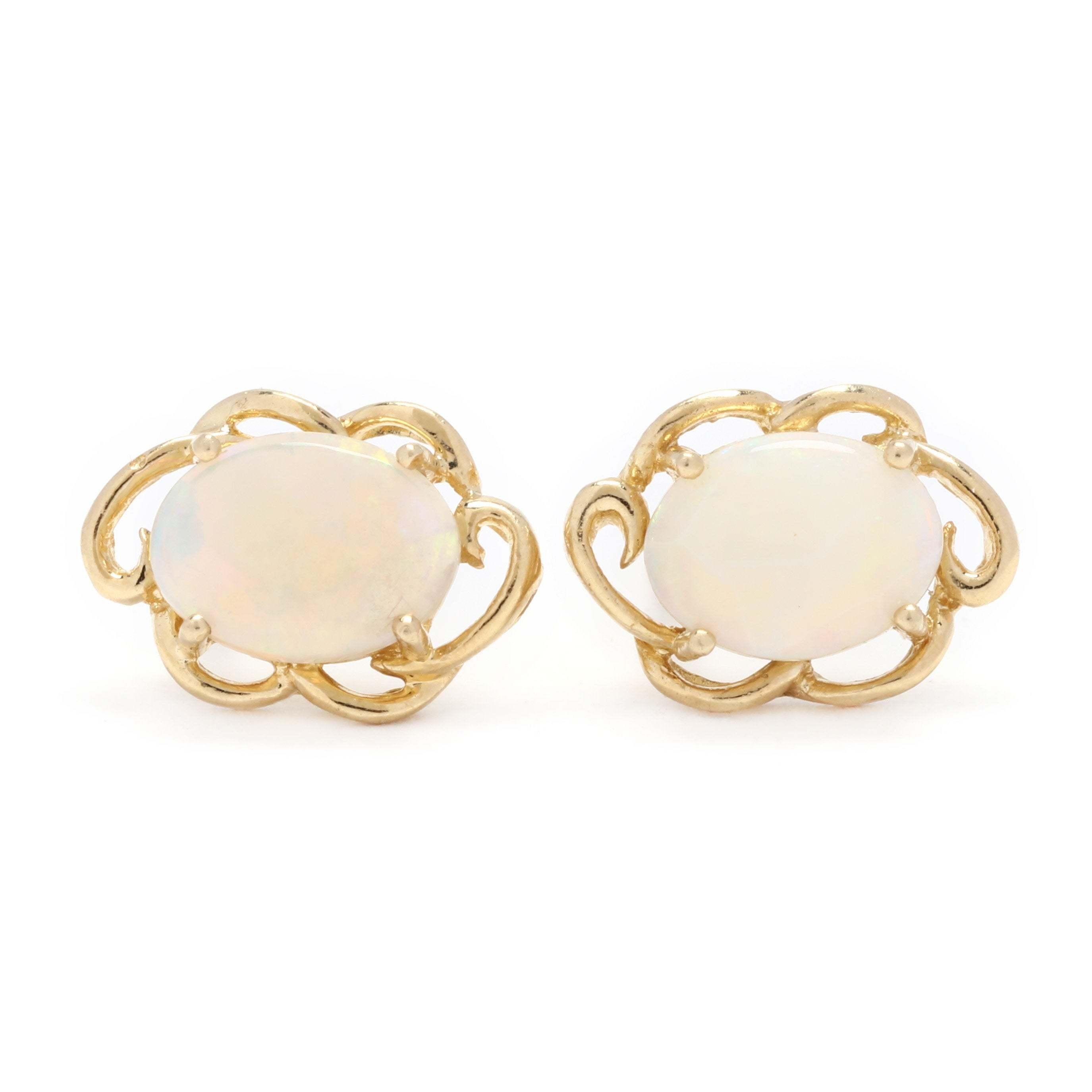 14k Gelbgold ovale Opal Ohrstecker mit Wellenschliff. Zeitlose Opal-Ohrstecker mit einer hübschen goldenen, gewellten Fassung. Die ovalen Opale sind in Zacken und auf Pfosten für Ohrlöcher gefasst.

Steine:
- opal, 2 Steine
- ovaler Cabochon
- 8 x 6