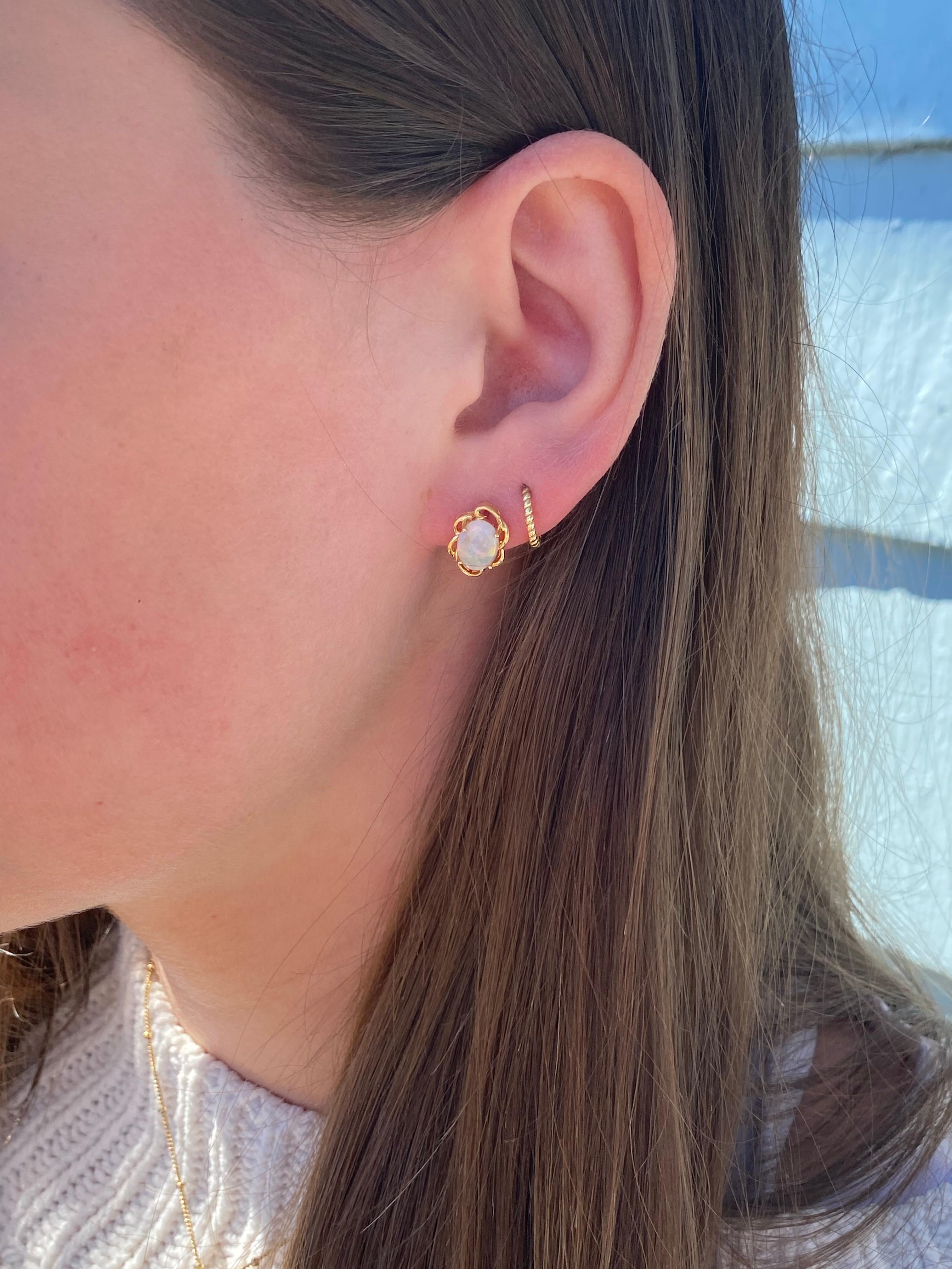 Ovale Opal-Ohrstecker 14 Karat Gelbgold mit Wellenschliff für Damen oder Herren
