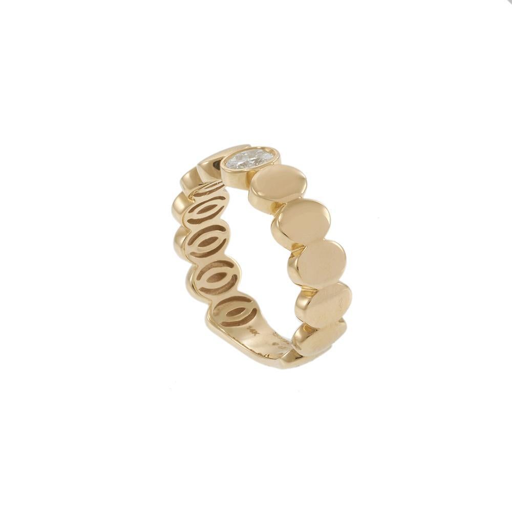 14K Yellow Gold Oval Pattern Ring with Oval Cut Diamond In condizioni Nuovo in vendita a New York, NY