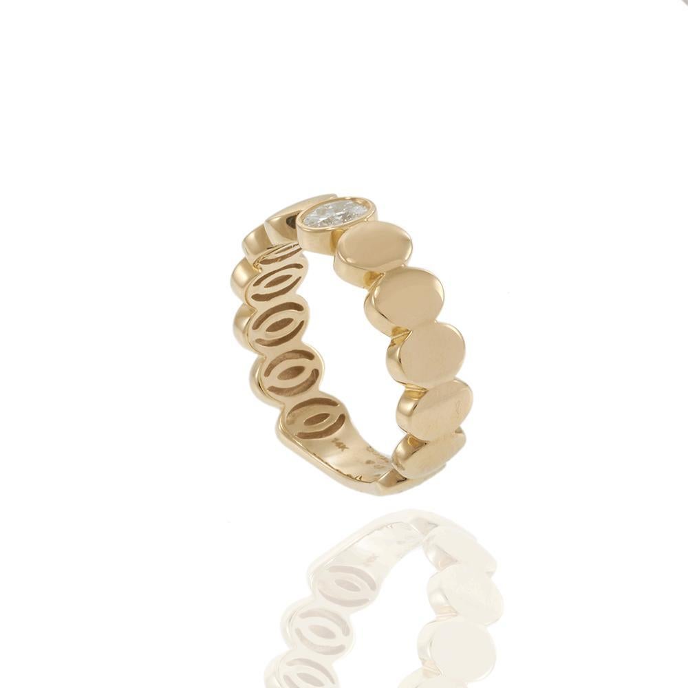 Donna 14K Yellow Gold Oval Pattern Ring with Oval Cut Diamond in vendita