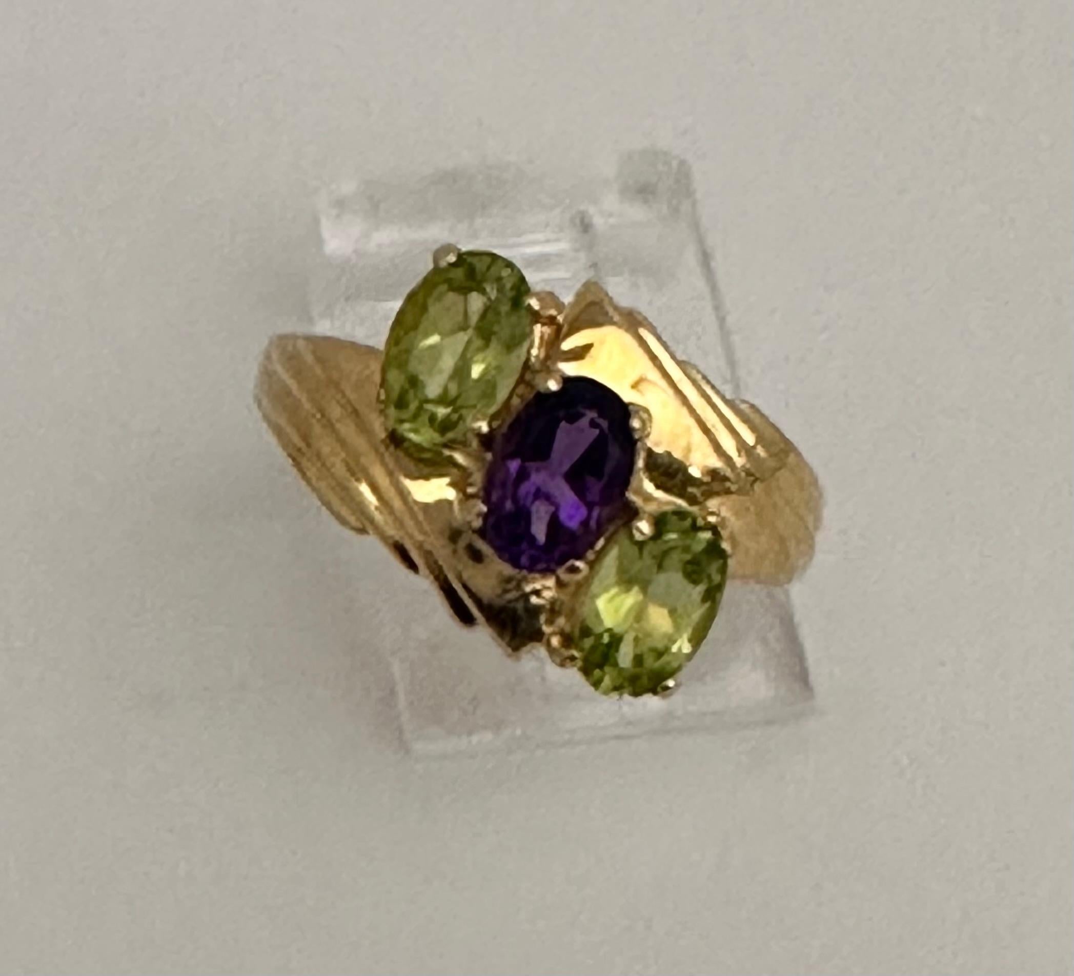 Women's or Men's 14k Yellow Gold ~ Oval ~ Peridot Amethyst ~ Ring ~ Size 6 For Sale