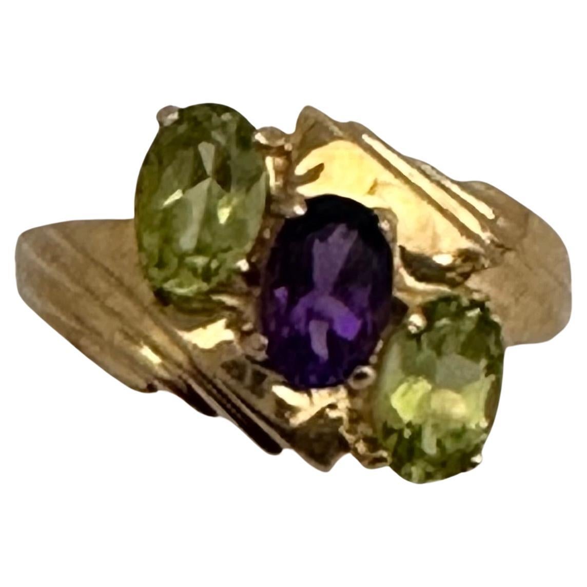 14k Yellow Gold ~ Oval ~ Peridot Amethyst ~ Ring ~ Size 6 For Sale