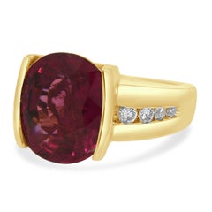 Ring aus 14-karätigem Gelbgold mit ovalem rosa Turmalin und rundem Pink Diamond