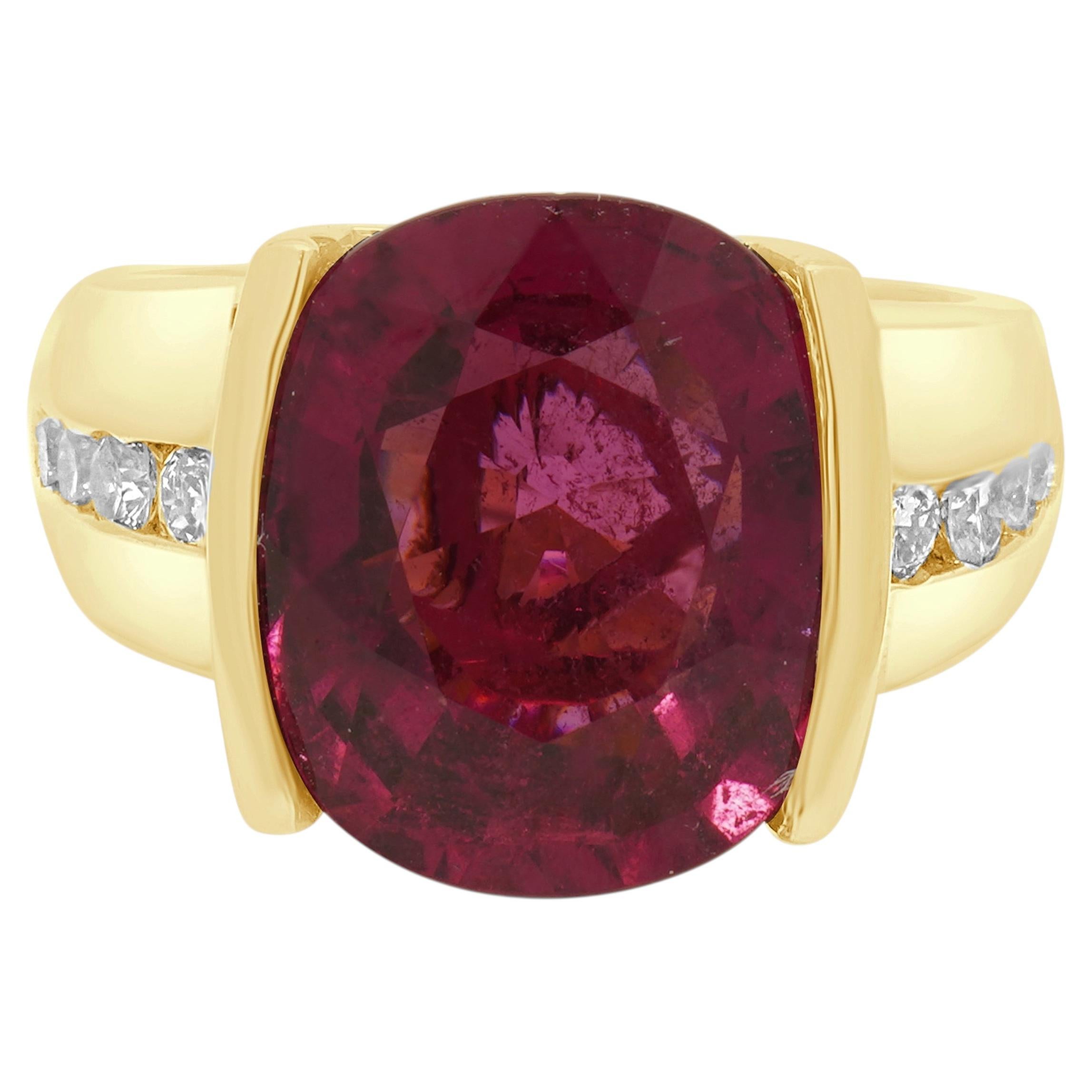 Anillo de oro amarillo de 14K con turmalina rosa ovalada y diamante redondo en venta
