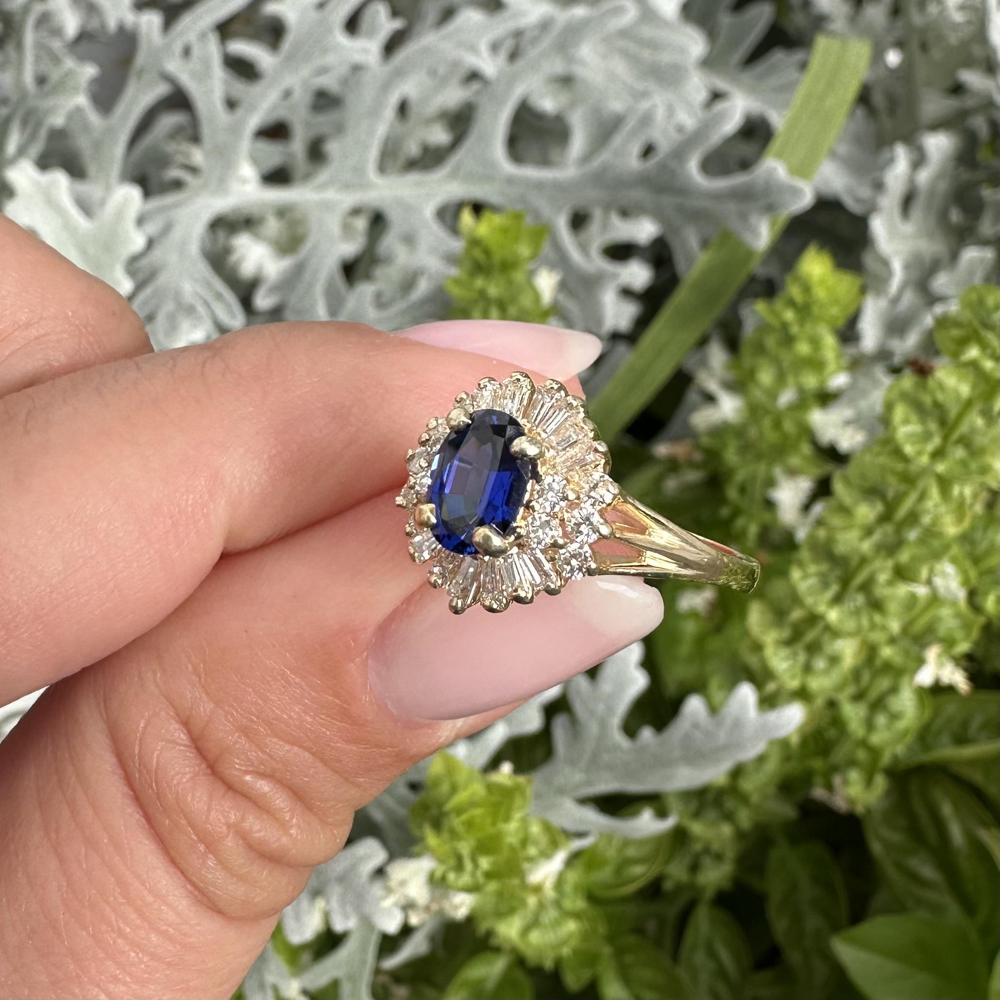 Bague mini ballerine en or jaune 14k avec pierre ovale Royal Stone et halo de diamants en vente 7