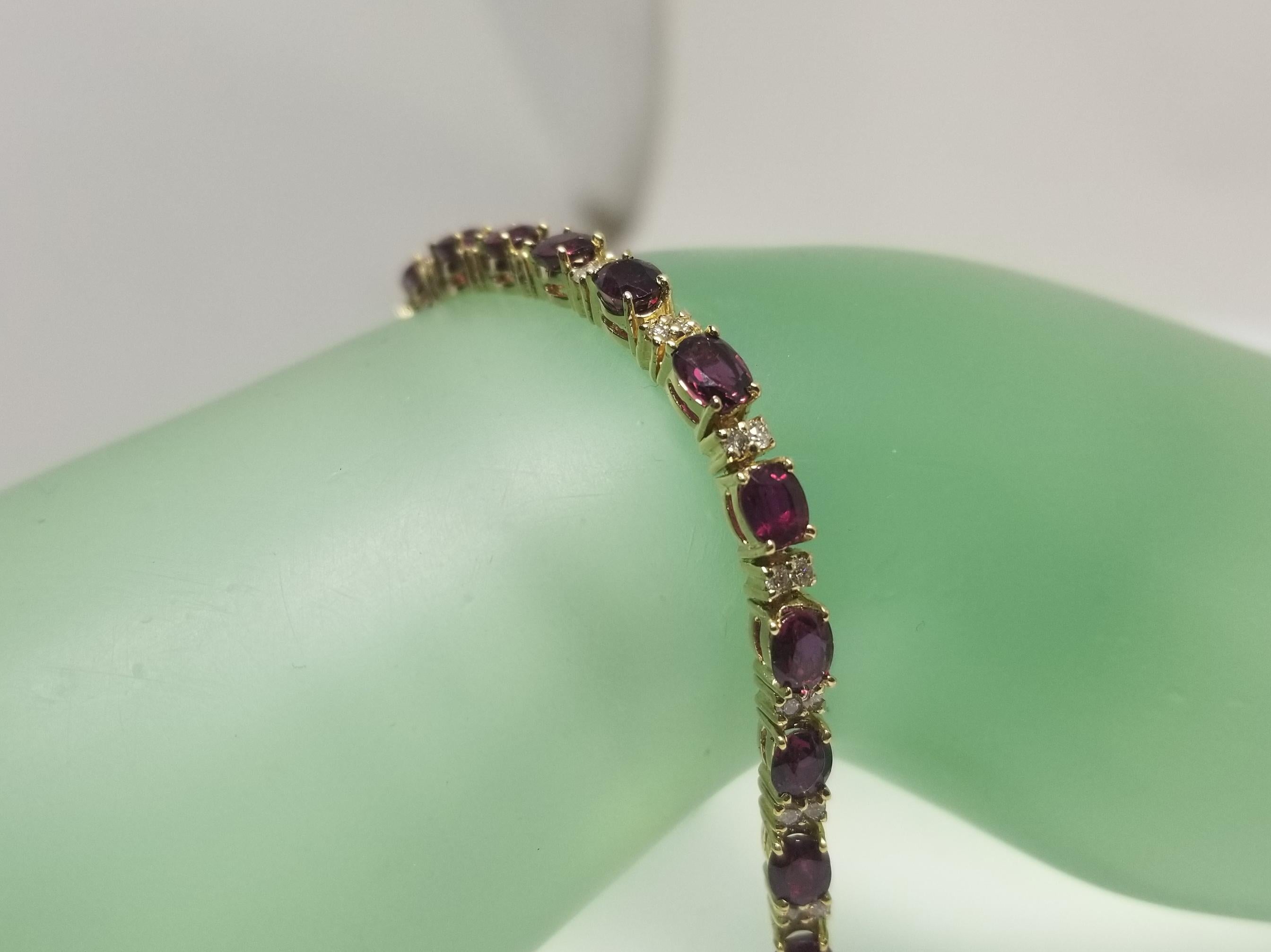 Contemporary 14 Karat Yellow Gold Oval Ruby 10.78 Carat and .80 Pts. Diamond Bracelet For Sale