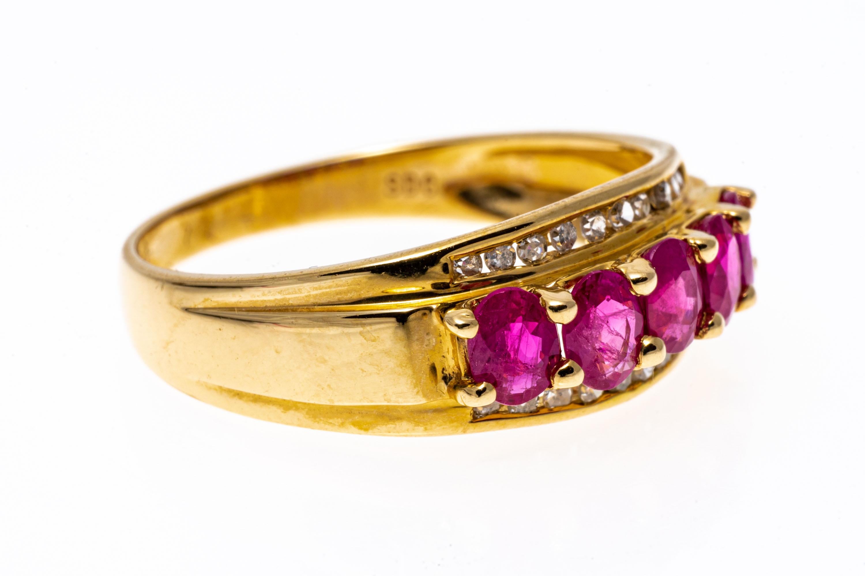 Taille ovale Bague jonc en or jaune 14 carats avec rubis ovale et diamants en canal en vente