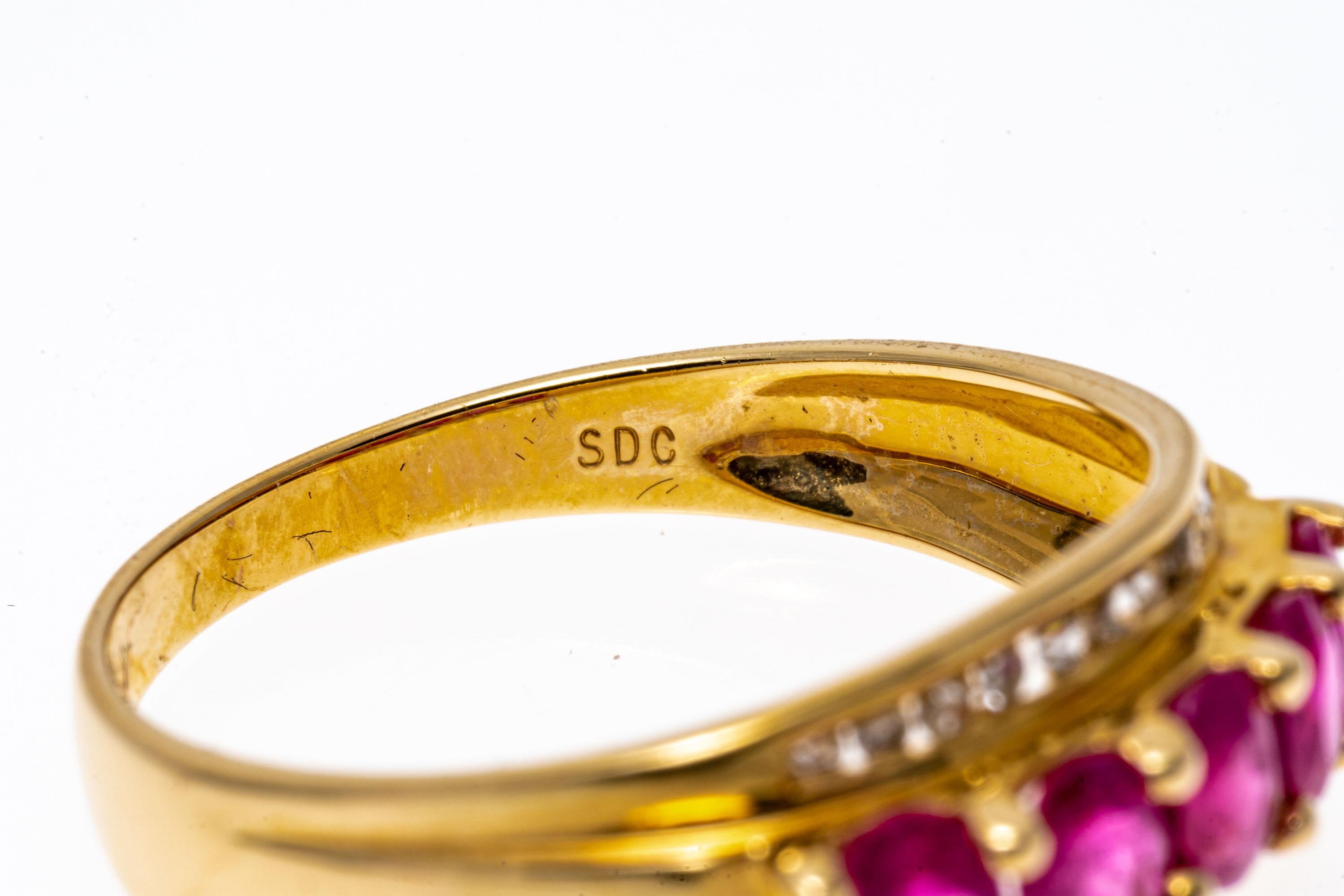 Bague jonc en or jaune 14 carats avec rubis ovale et diamants en canal Pour femmes en vente