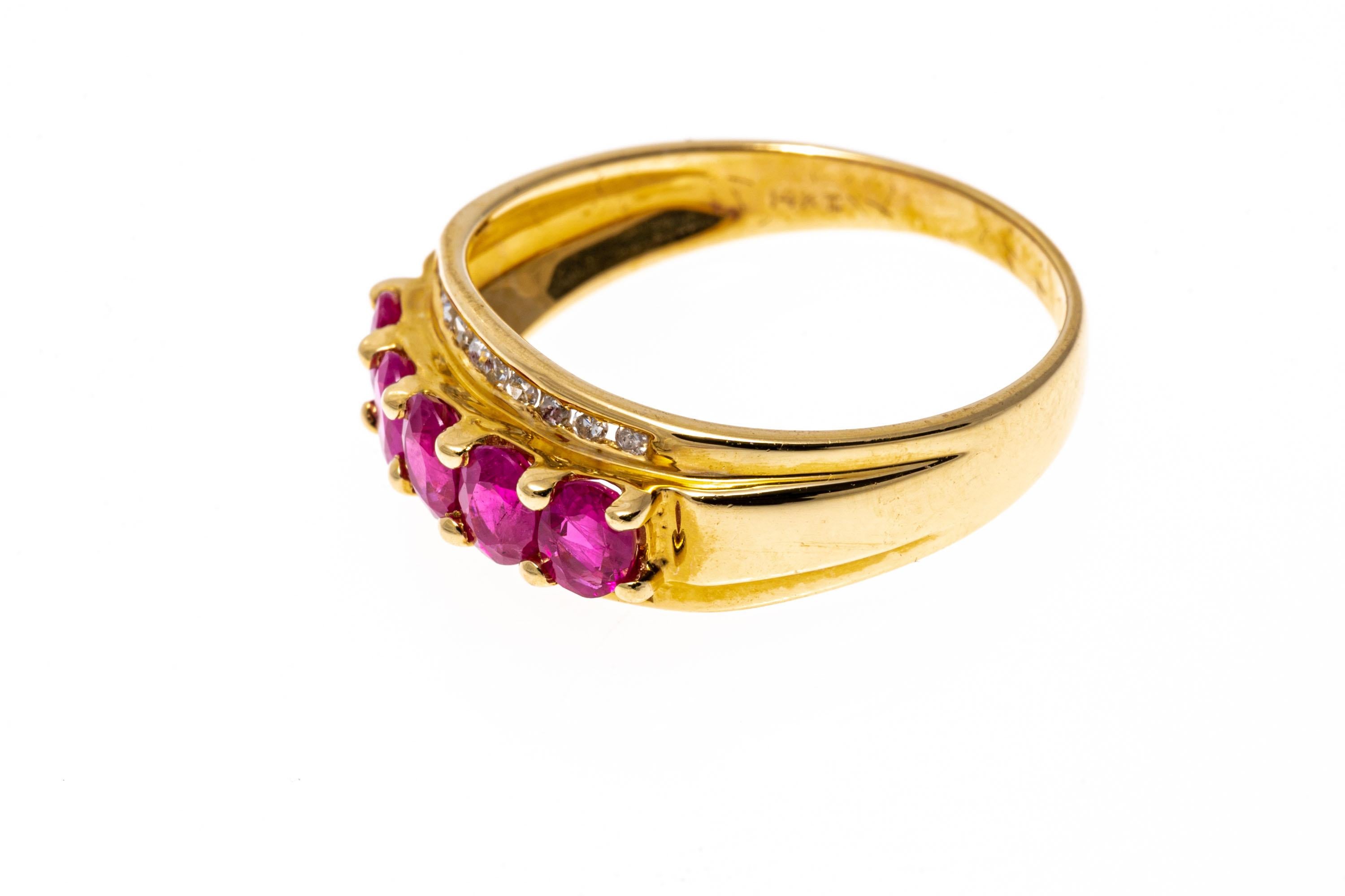 Bague jonc en or jaune 14 carats avec rubis ovale et diamants en canal en vente 1