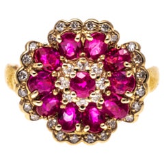 Bague en or jaune 14 carats à motif de fleur en rubis ovale bordée de diamants