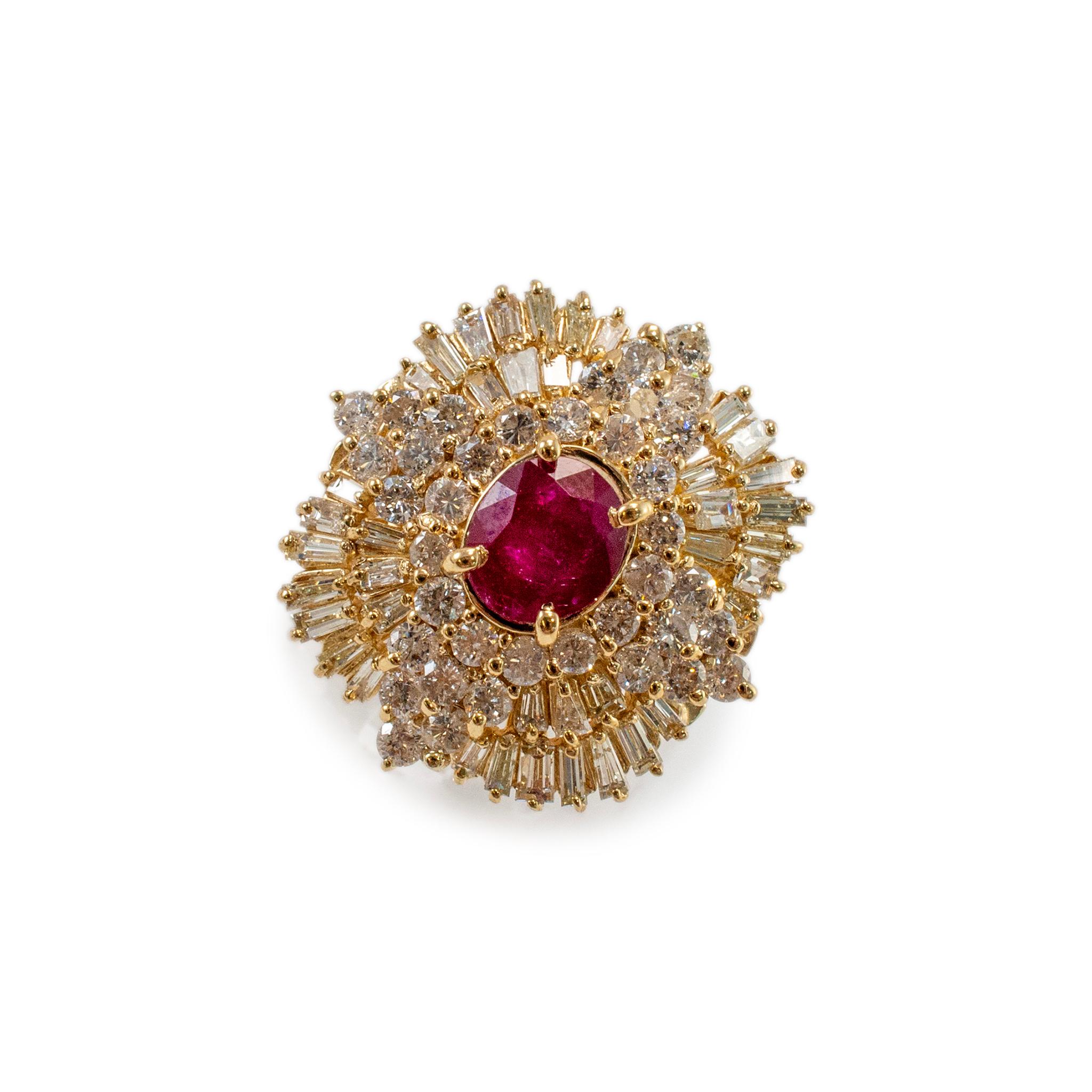 Genere: Donna

Tipo di metallo: Oro giallo 14 carati

Misura dell'anello: 6.5

Larghezza massima del gambo: 3.60 mm

Peso: 9.95 grammi

Un anello da cocktail da donna in oro giallo 14K con diamanti e rubini e gambo a mezza luna. Il metallo è stato