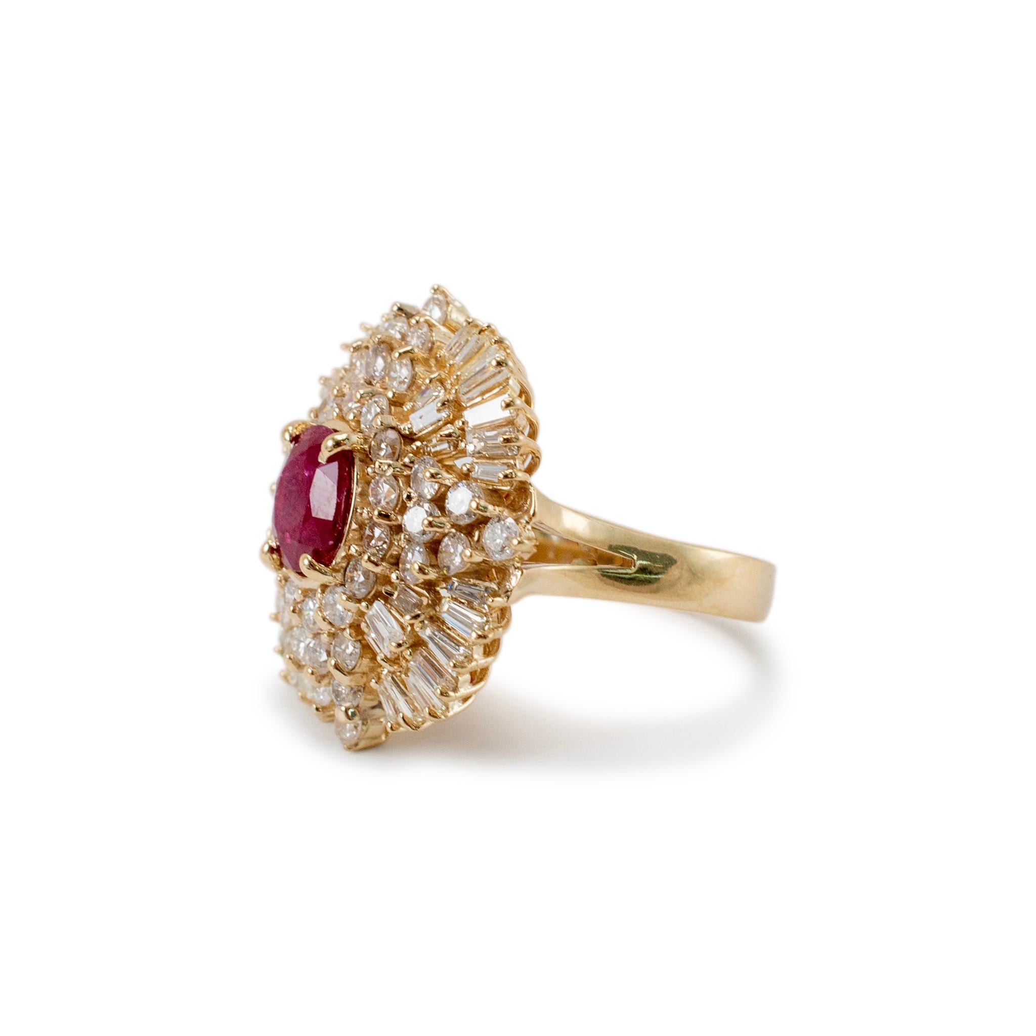 Taglio ovale Anello Cocktail Ballerina in oro giallo 14K con rubino ovale a raggiera, baguette e diamante rotondo