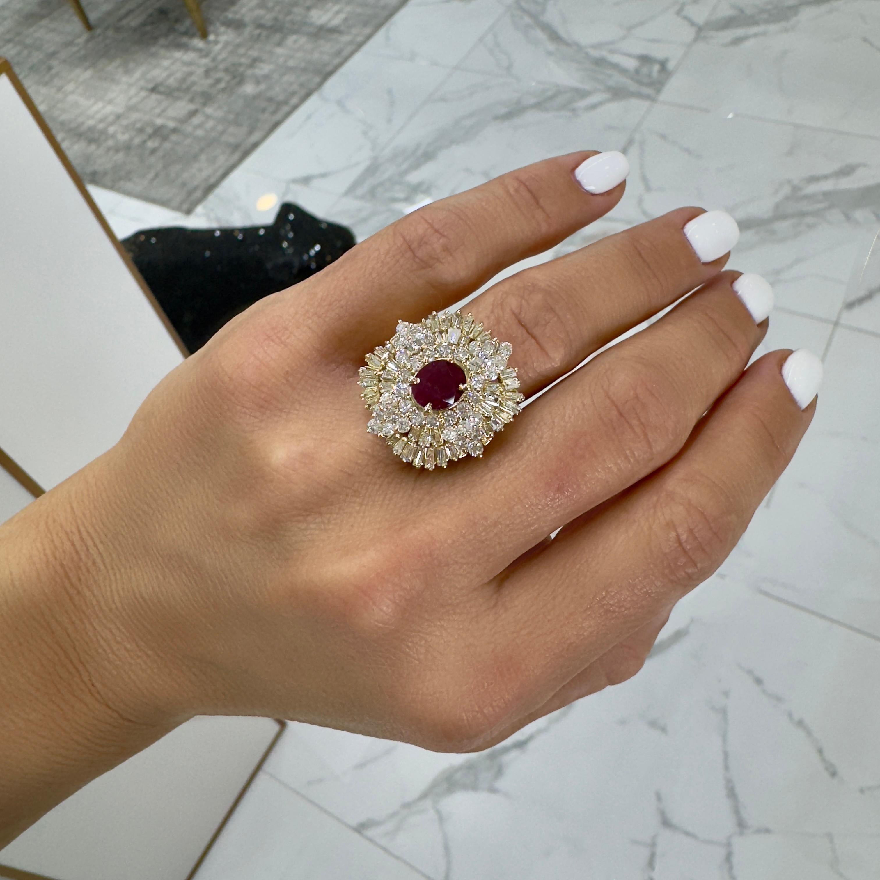 Anello Cocktail Ballerina in oro giallo 14K con rubino ovale a raggiera, baguette e diamante rotondo 3