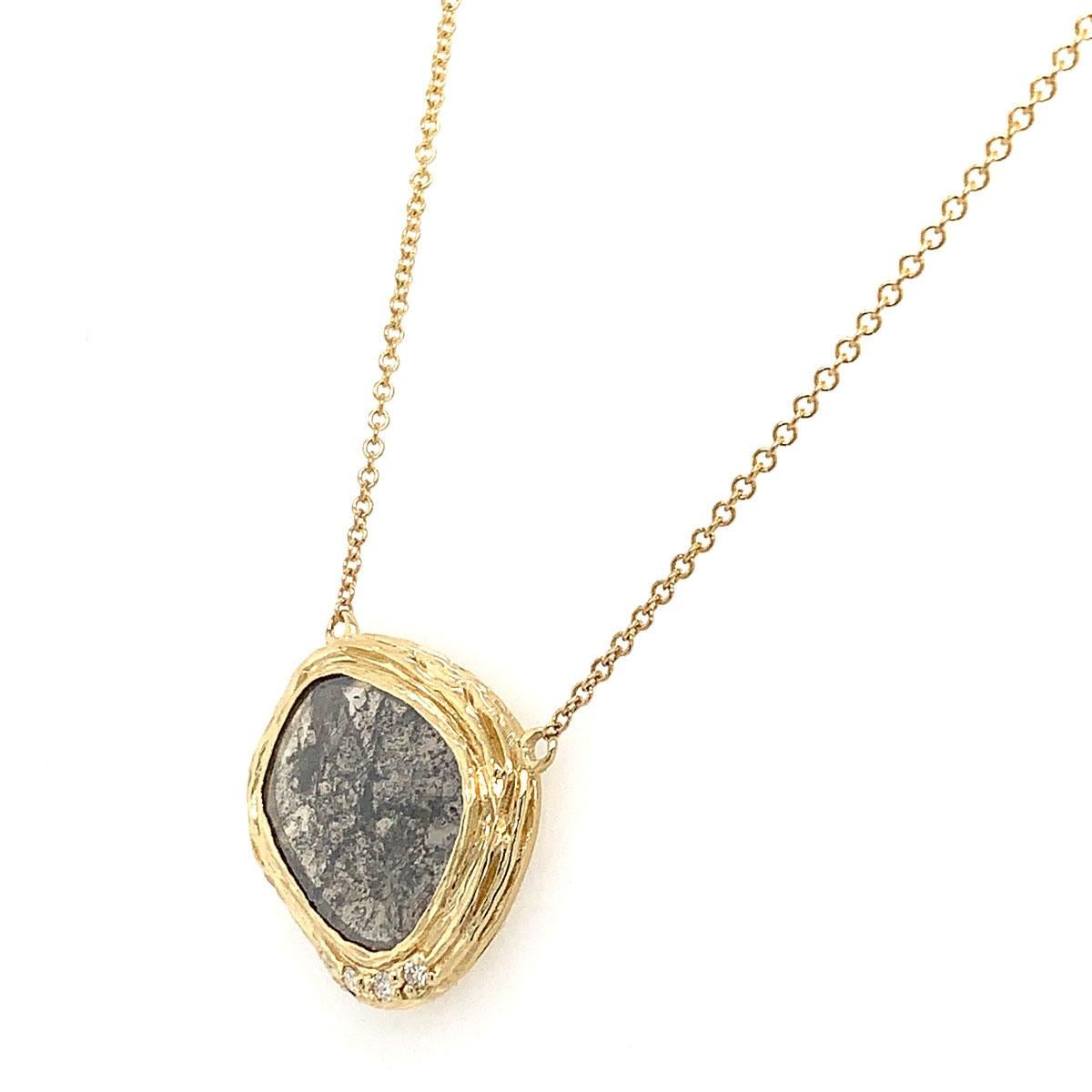 De notre collection exclusive Alpinia, nous sommes fiers de vous présenter ce collier artisanal au design organique unique en son genre. Une combinaison exotique d'un diamant naturel de forme ovale Rosetta Salt & Pepper, et de trois diamants ronds