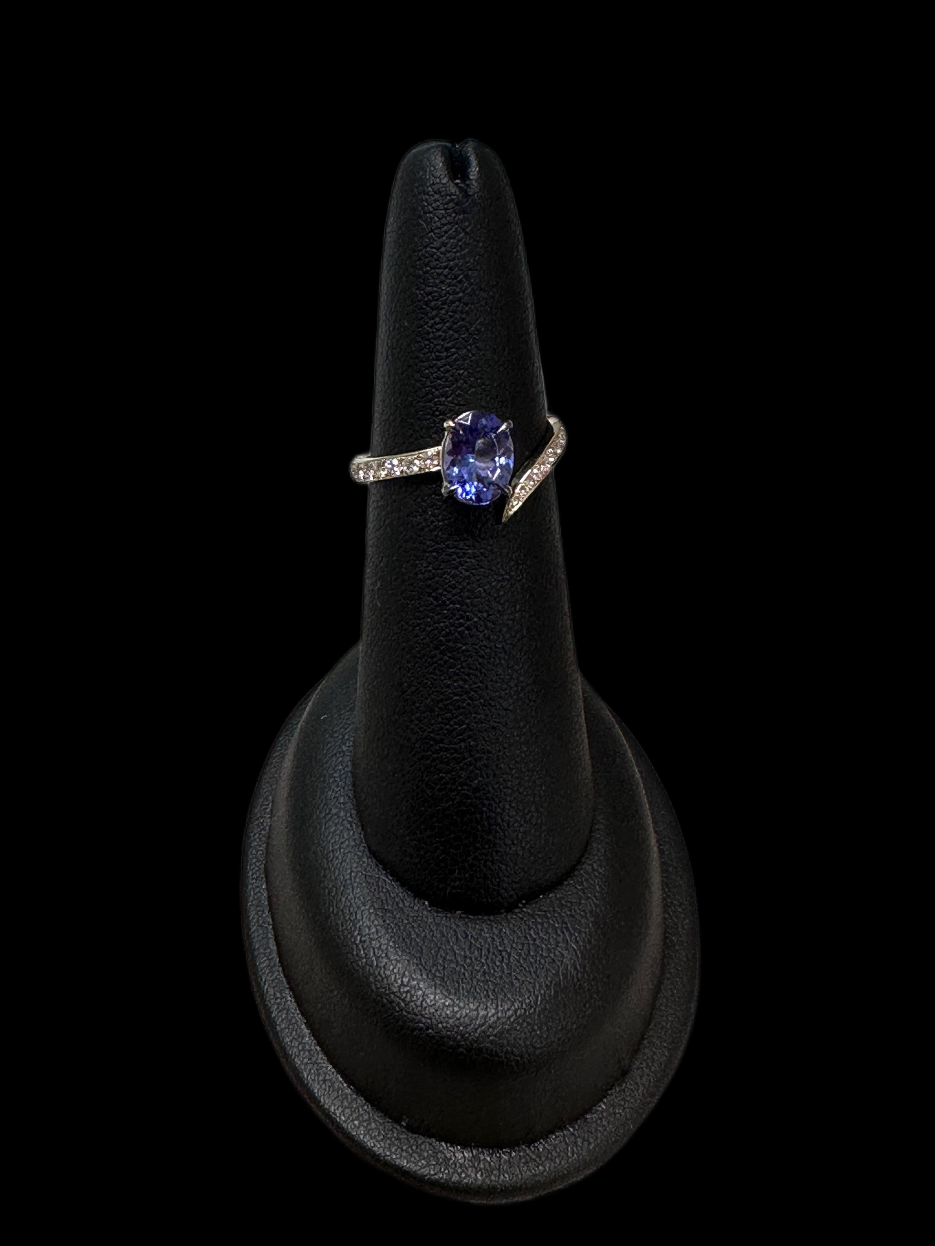 Im Angebot: 14K Gelbgold, Ovaler Tansanit mit Diamant Ring () 2
