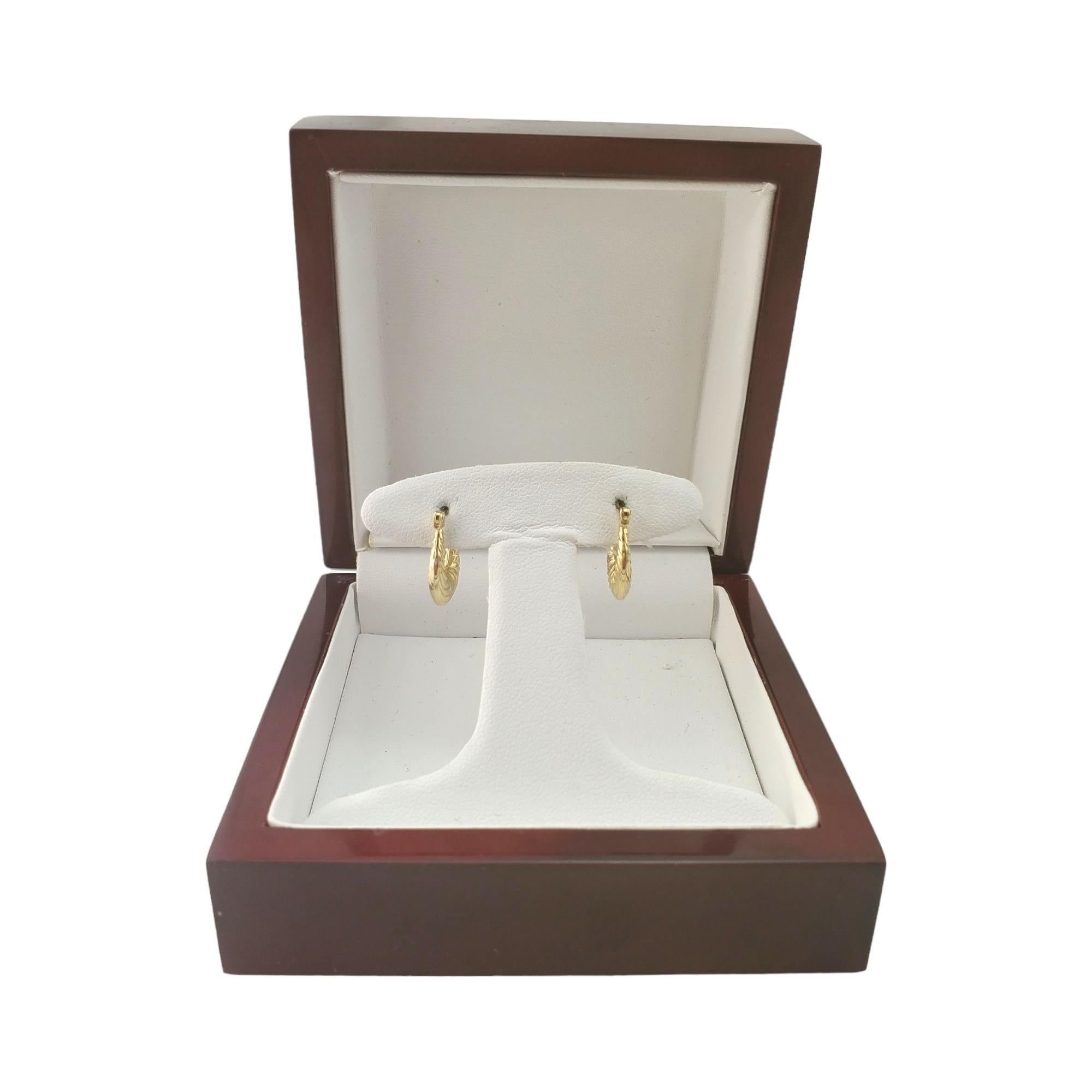 Créoles ovales texturées en or jaune 14 carats n°17306 en vente 1