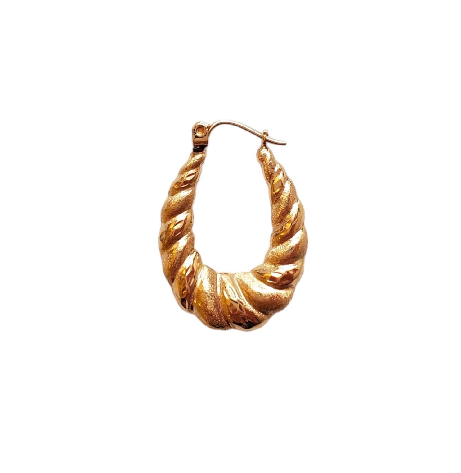 14K Yellow Gold Oval Twisted Hoop Earrings - 

Gorgeous hoop earrings featuring a twisted design in 14k yellow gold. 

Hallmark: 14K 

Weight: 1.5 g/ 1.0 dwt.

Size: 6.7mm X 4.4 mm X 3.9 mm

Very good condition, professionally polished.

Will come