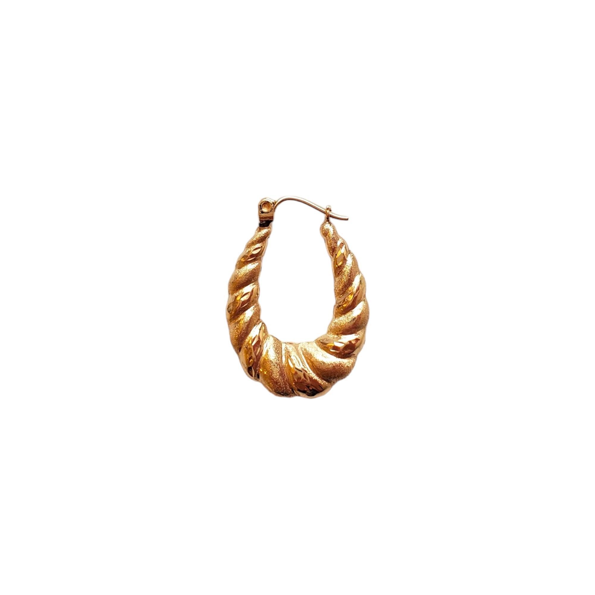 14K Yellow Gold Oval Twisted Hoop Earrings #17801 In Good Condition For Sale In Washington Depot, CT