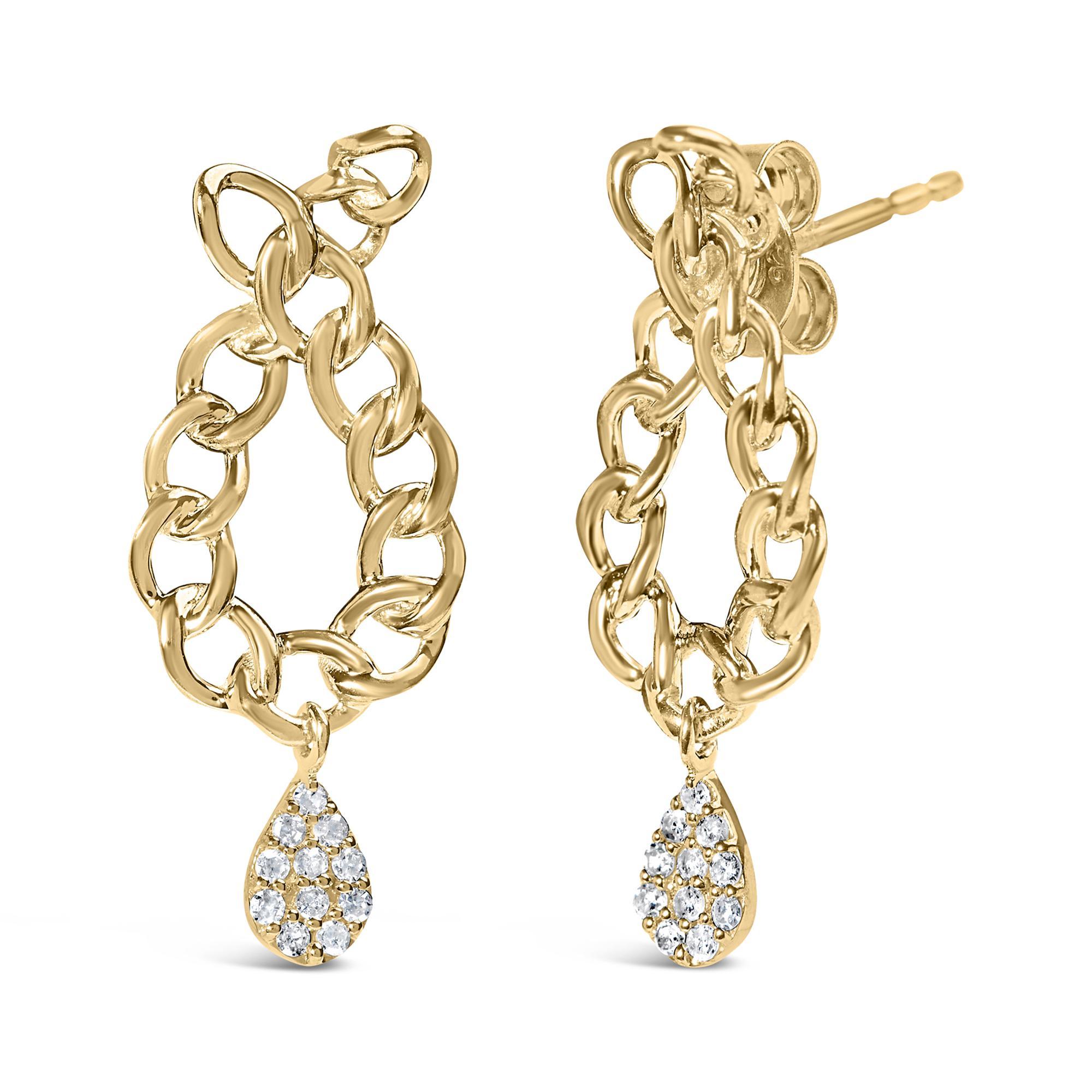 Laissez-vous séduire par le charme scintillant de ces boucles d'oreilles exquises, fabriquées de main de maître en argent sterling .925 et recouvertes d'un plaquage d'or jaune 14K radieux. Se balançant gracieusement à environ 1,5 cm du lobe, chaque
