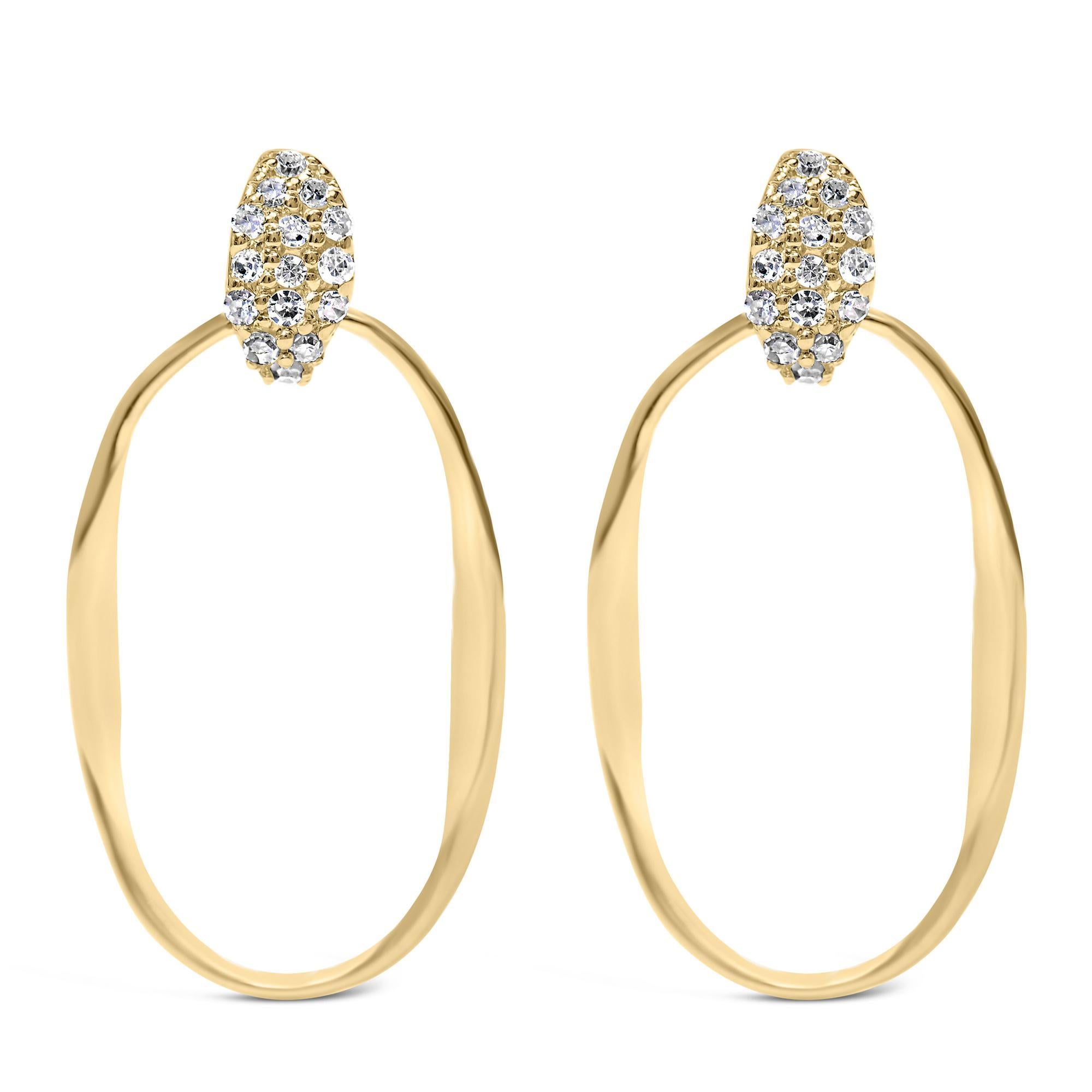 Entdecken Sie die neu definierte Eleganz dieser prächtigen Ohrringe aus 925er Sterlingsilber, die mit 14-karätigem Gelbgold überzogen sind und dadurch einen opulenten Glanz erhalten. Jedes der sorgfältig gefertigten Stücke hat eine Größe von 1,1